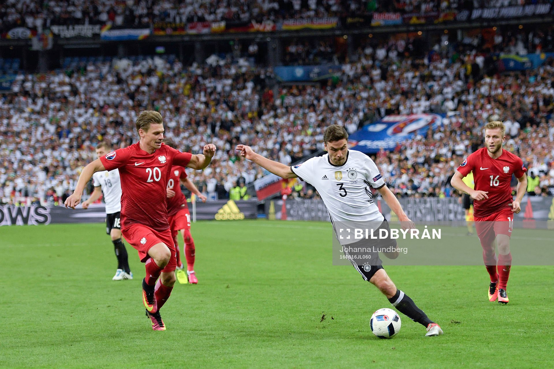 Polens Lukas Piszczek jagar Tysklands Jonas Hector i