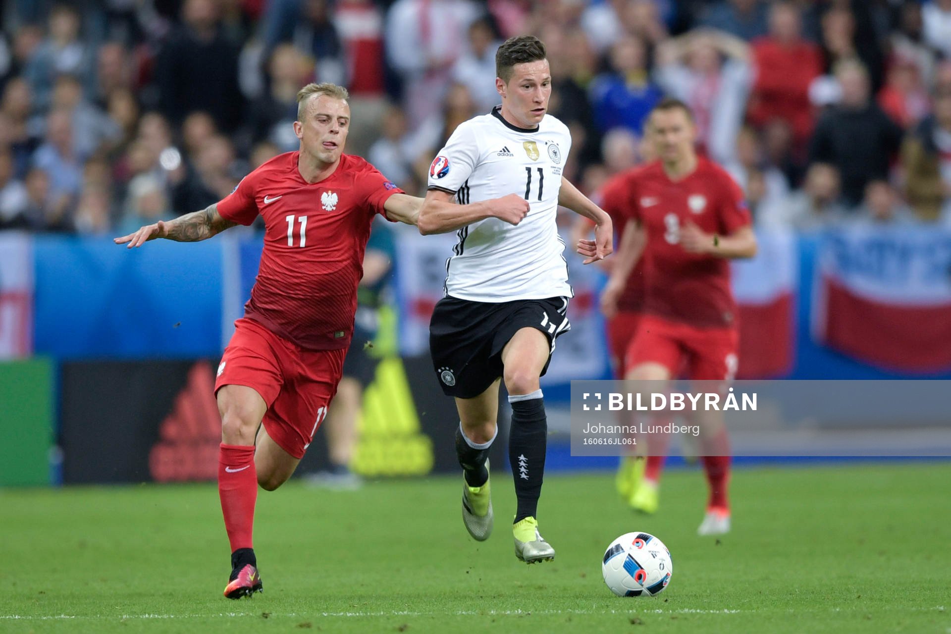 Polens Kamil Grosicki i närkamp med Tysklands Julian Draxler i fotbollsmatchen mellan Tyskland och Polen under fotbolls-EM den 16 juni 2016 i Saint-Denis.