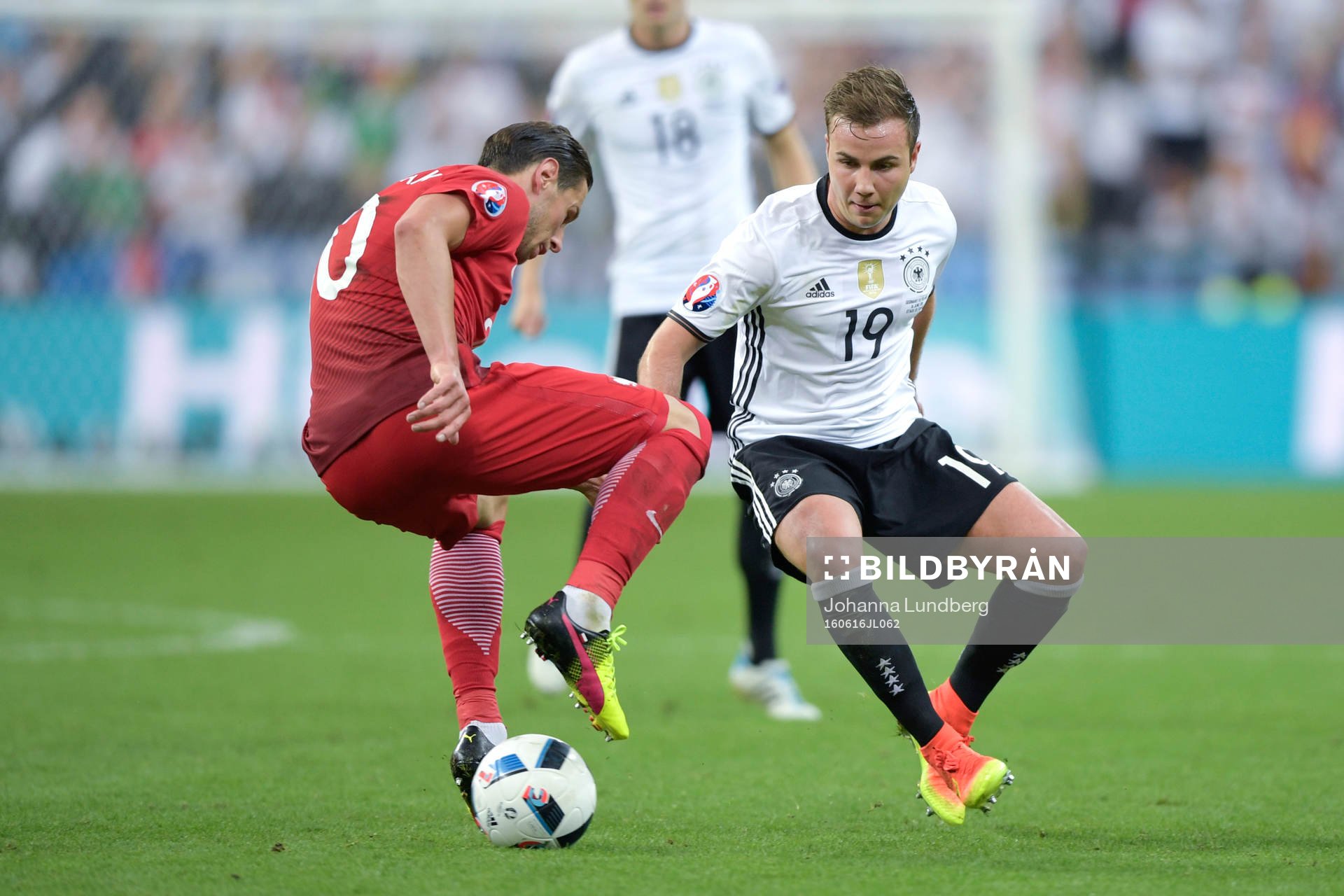 Polens Grzegorz Krychowiak och Tysklands Mario Götze i