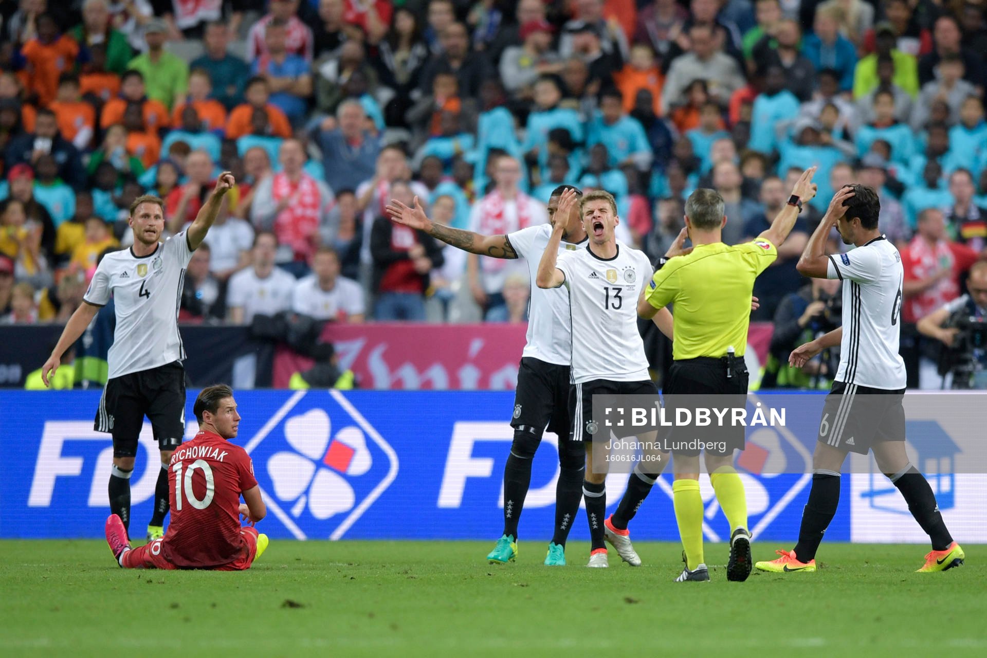 Tysklands Thomas Muller reagerar mot domare Björn Kuipers