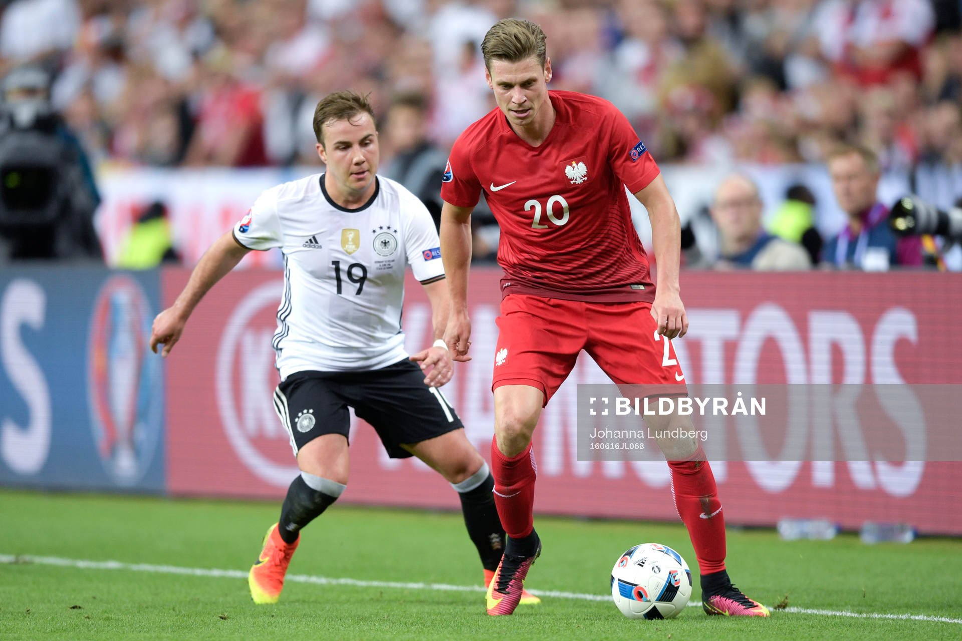 Tysklands Mario Götze och Polens Lukas Piszczek i