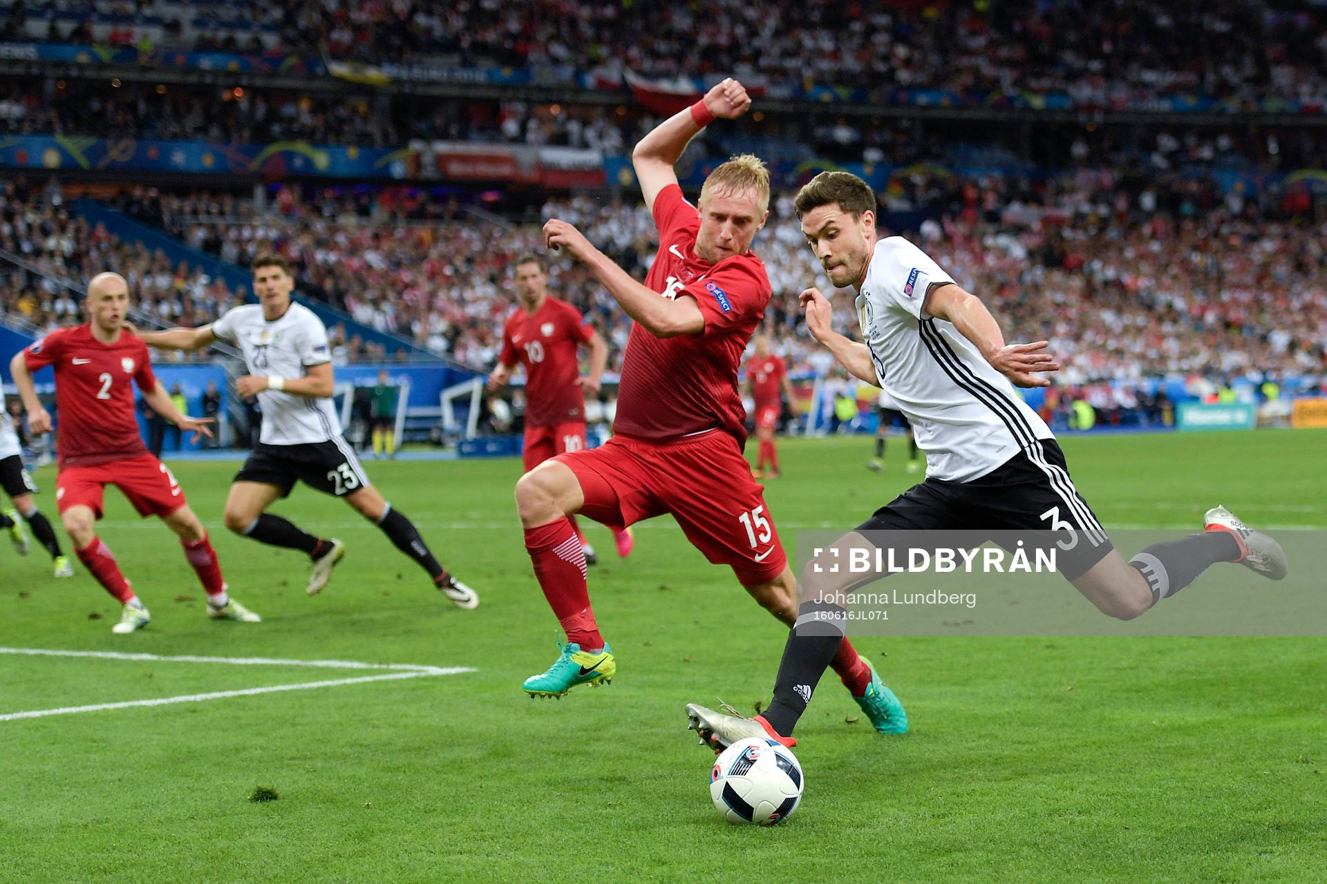 Polens Kamil Glik och Tysklands Jonas Hector i fotbollsmatchen mellan Tyskland och Polen under fotbolls-EM den 16 juni 2016 i Saint-Denis.