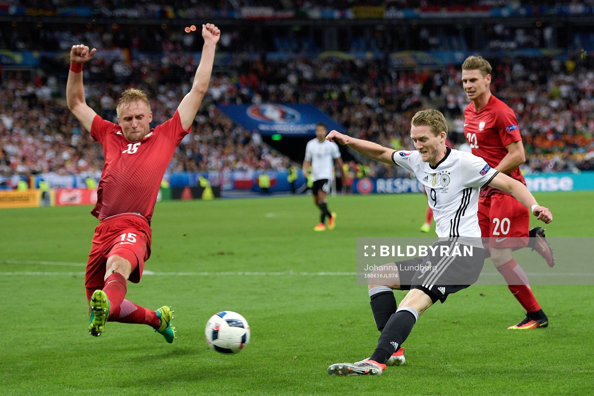 Polens Kamil Glik försvarar mot Tysklands André Schurrle i fotbollsmatchen mellan Tyskland och Polen under fotbolls-EM den 16 juni 2016 i Saint-Denis.