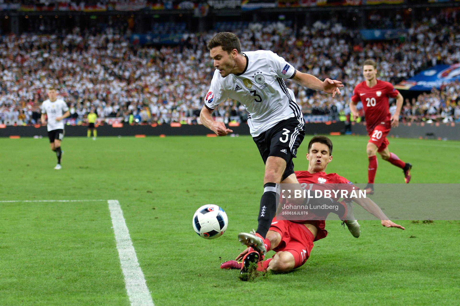Tysklands Jonas Hector glidtacklat av Polens Michal Pazdan i fotbollsmatchen mellan Tyskland och Polen under fotbolls-EM den 16 juni 2016 i Saint-Denis.