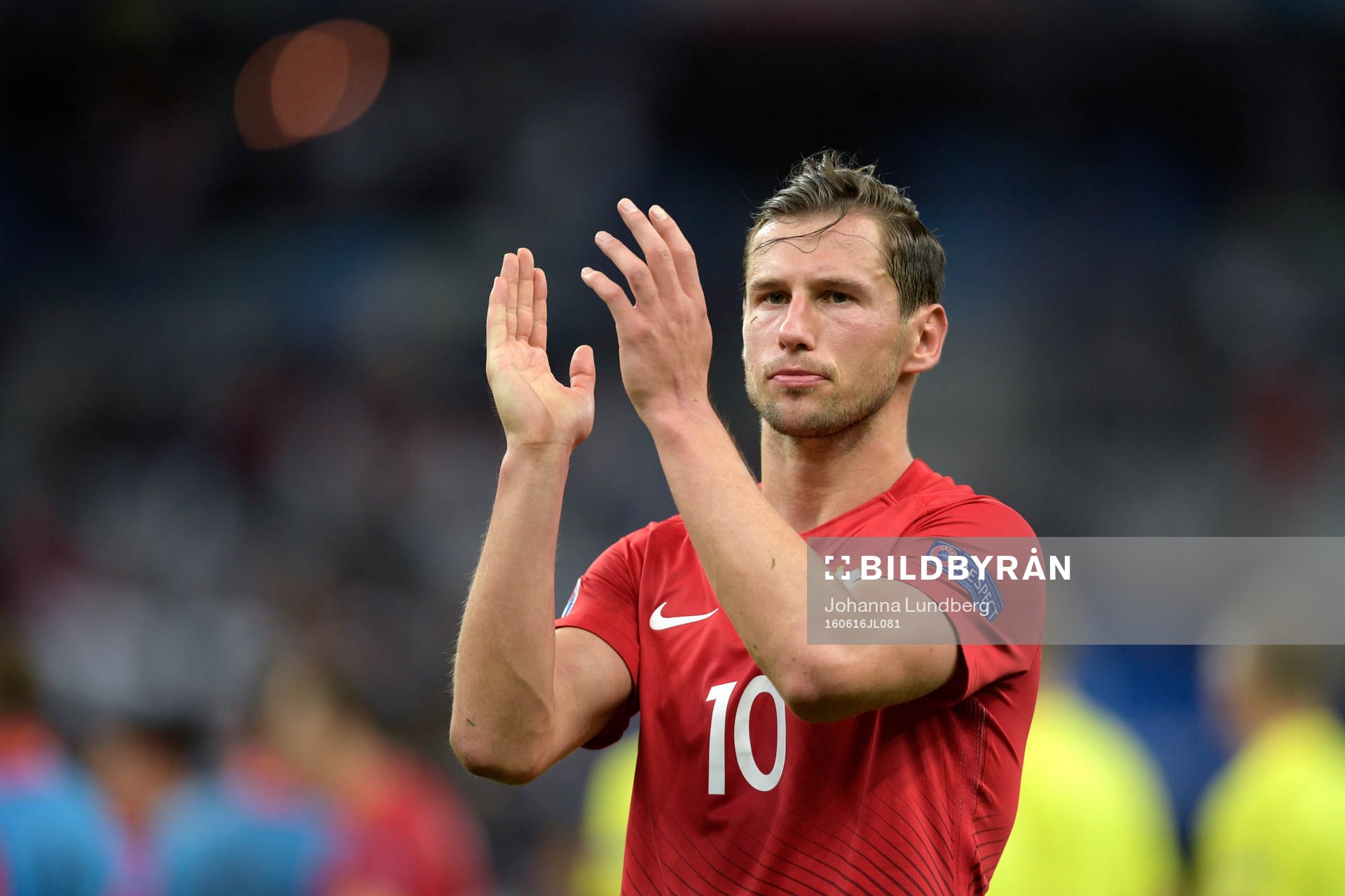 Polens Grzegorz Krychowiak tackar publiken