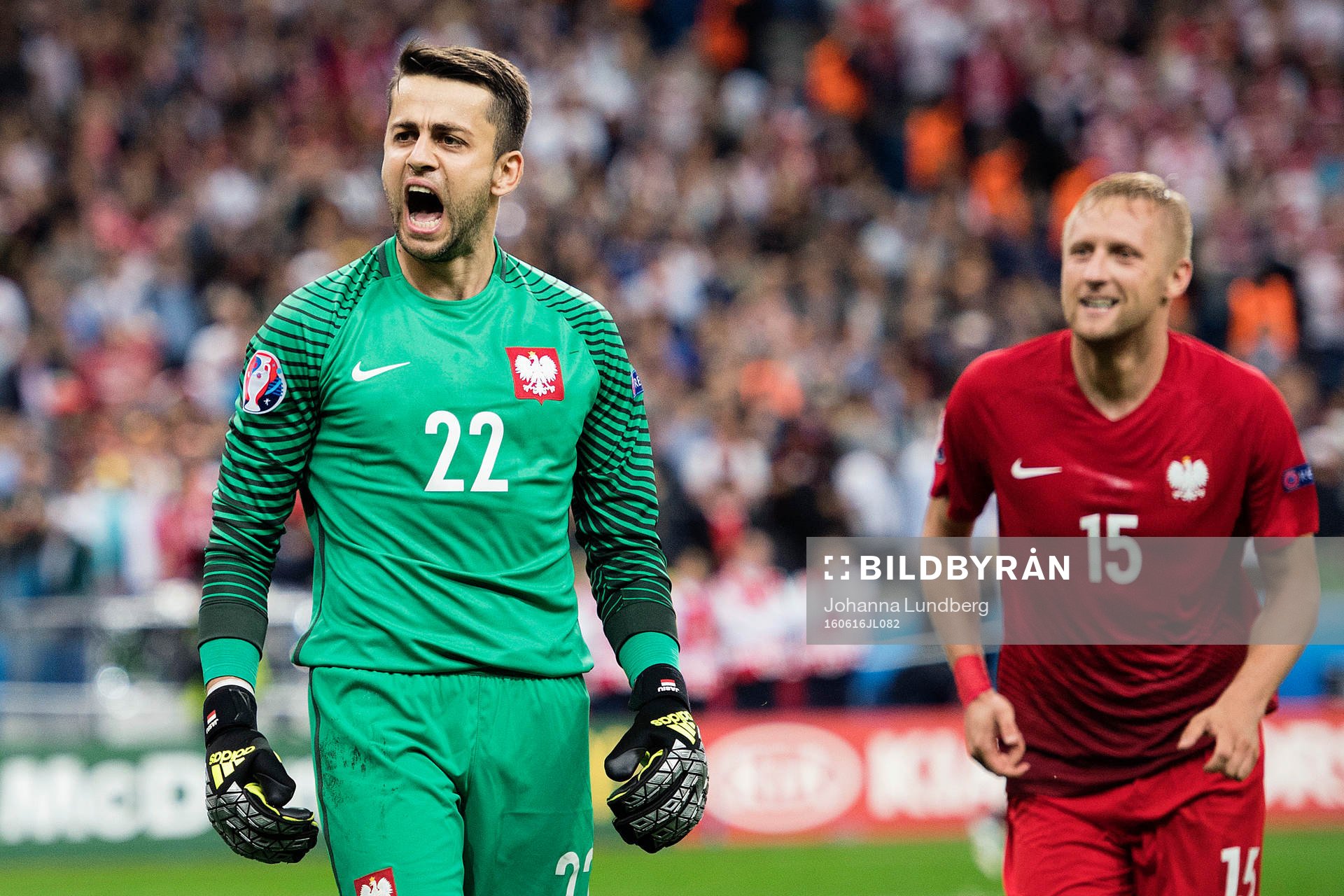 Polens målvakt Lukasz Fabianski jublar med Kamil Glik