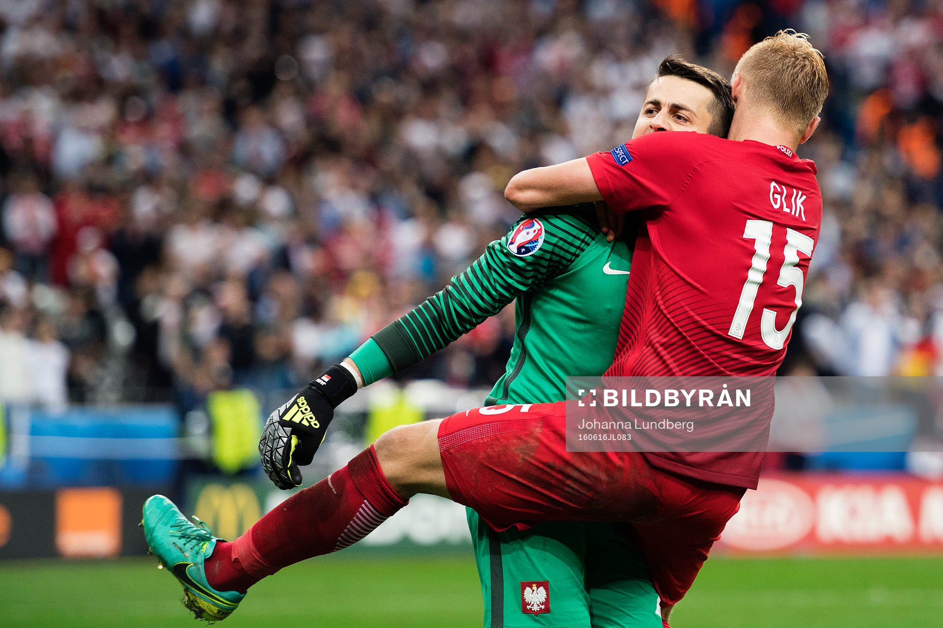 Polens målvakt Lukasz Fabianski och Kamil Glik jublar