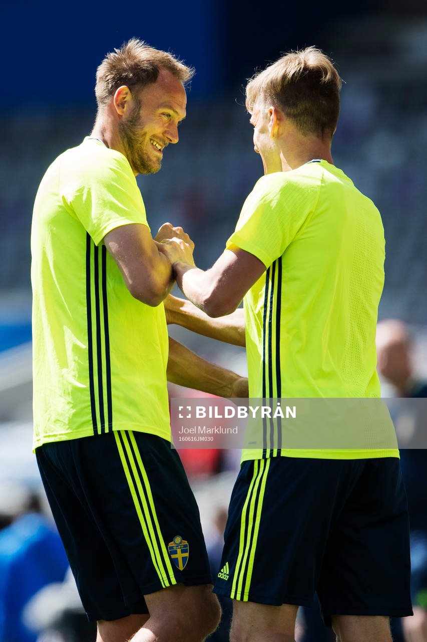 Andreas Granqvist och Pontus Wernbloom skojar med varandra