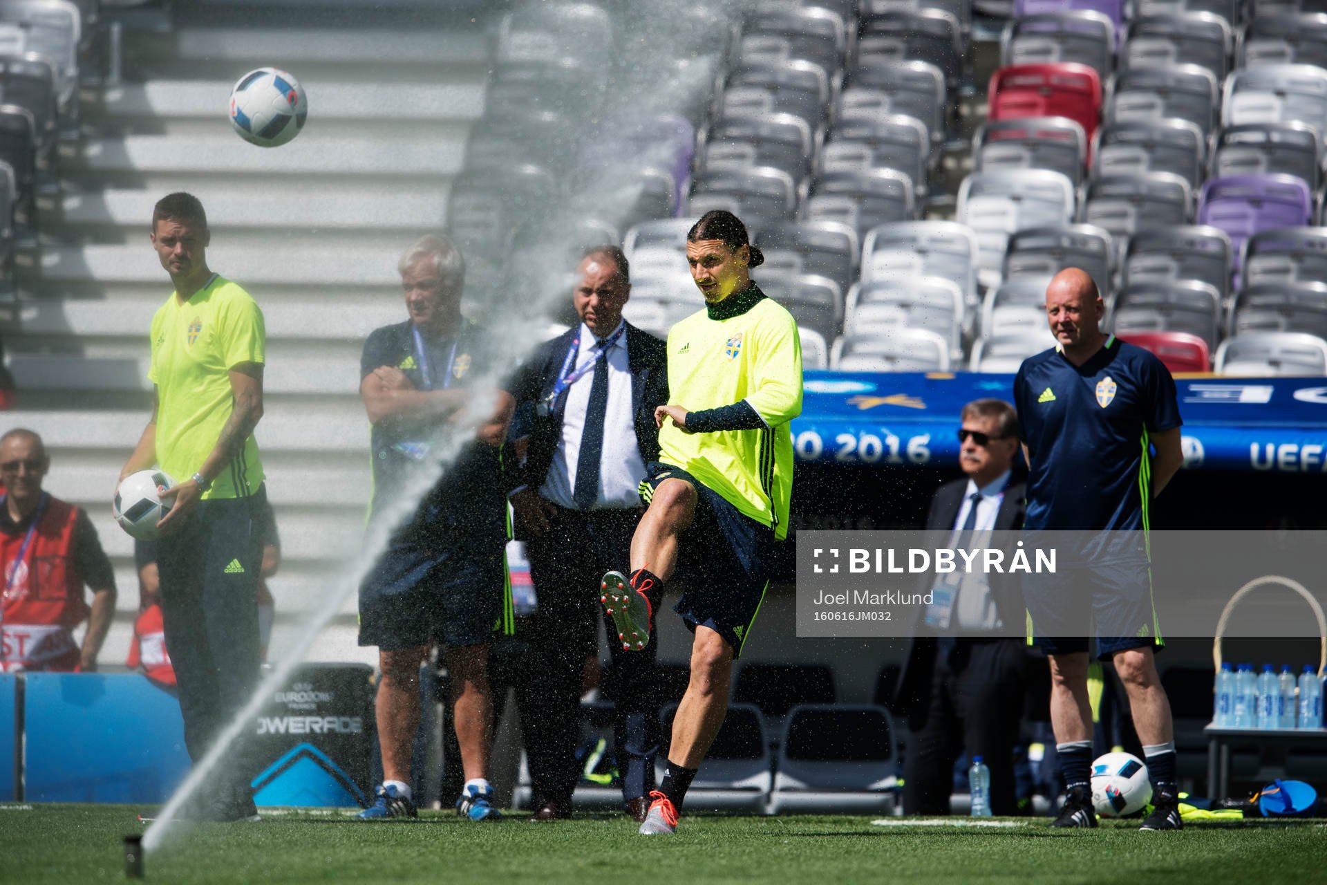 Zlatan Ibrahimovic slår en boll genom vatten från en