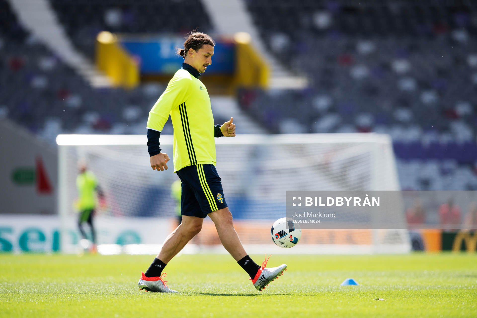 Zlatan Ibrahimovic tränar i skor från Adidas på Sveriges