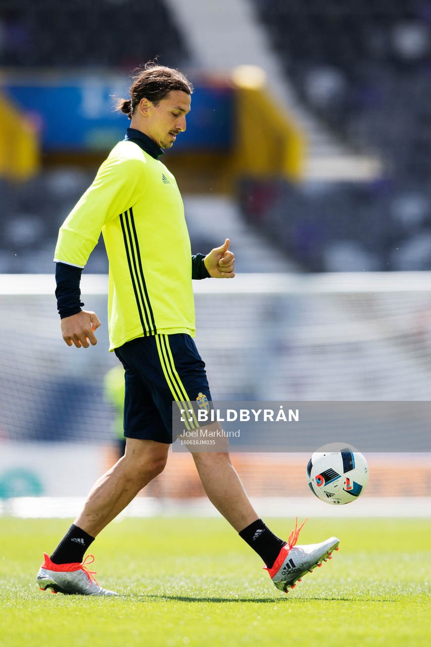 Zlatan Ibrahimovic tränar i skor från Adidas på Sveriges