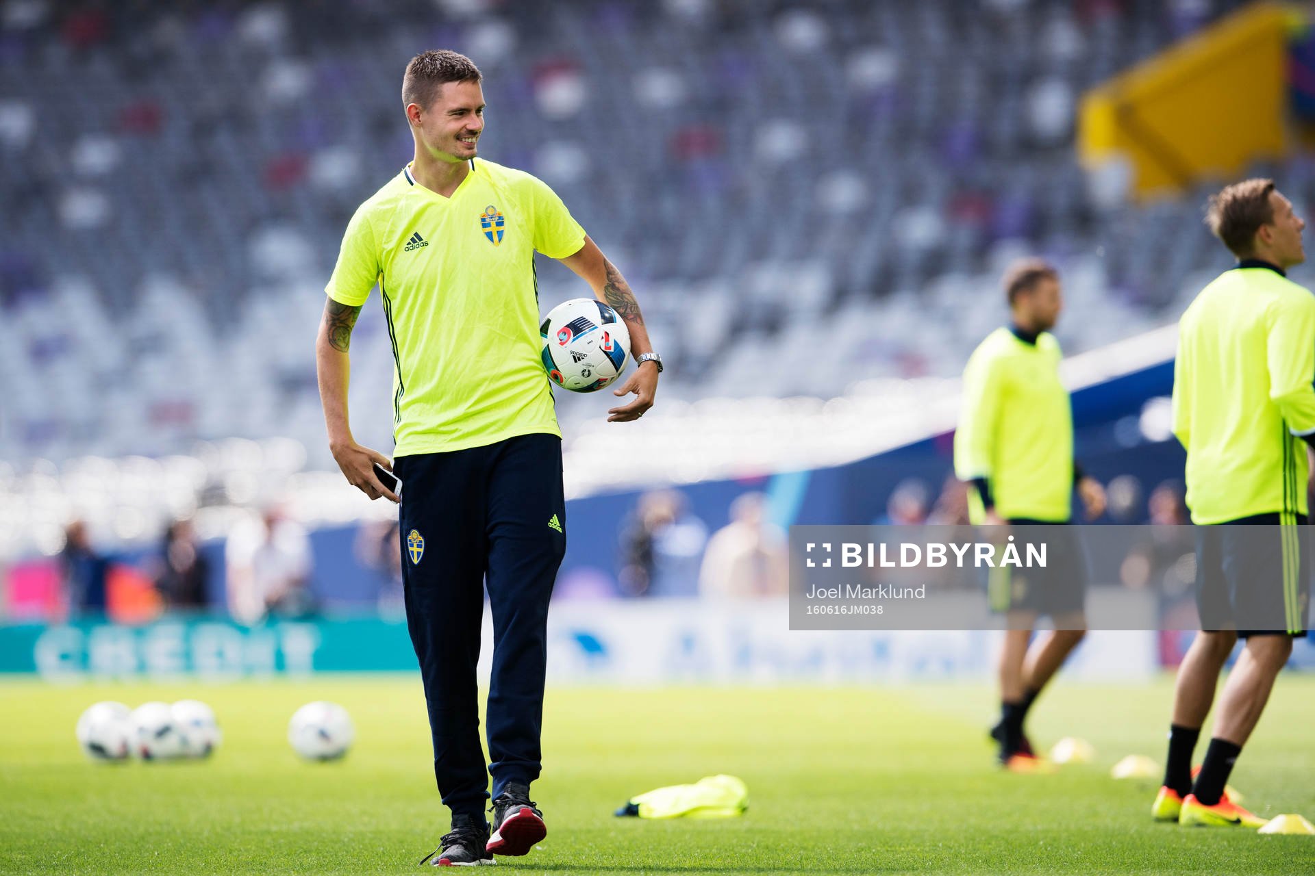 Mikael Lustig är med vid sidan av på Sveriges