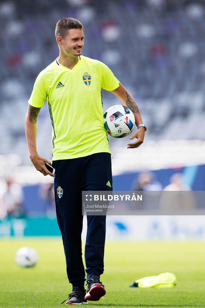 Mikael Lustig är med vid sidan av på Sveriges