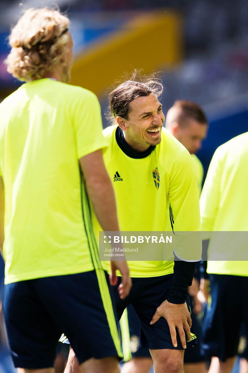 Zlatan Ibrahimovic skrattar på Sveriges fotbollslandslags