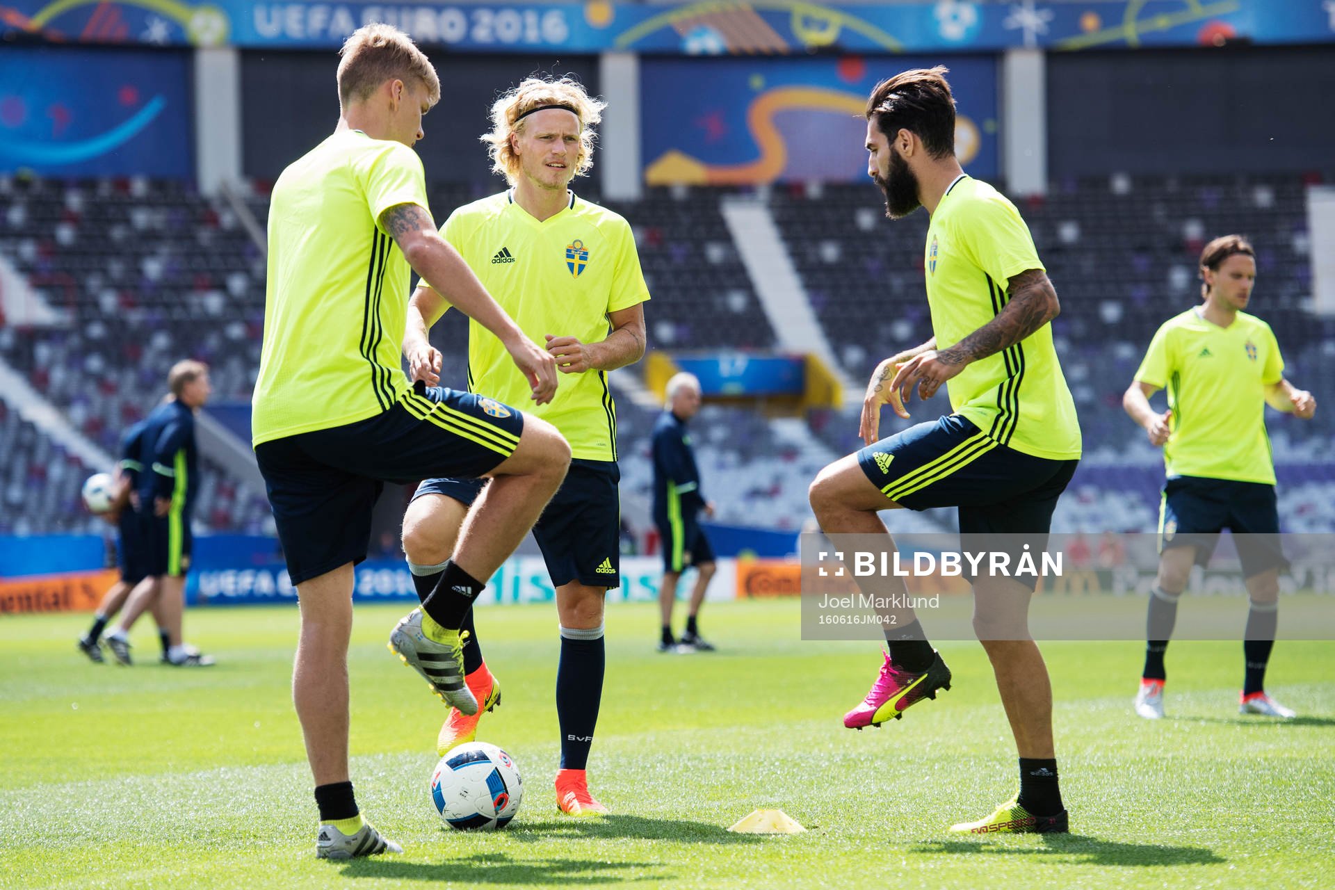 Pontus Wernbloom, Oscar Hiljemark och Jimmy Durmaz på Sveriges fotbollslandslags träning under fotbolls-EM den 16 juni 2016 i Toulouse.