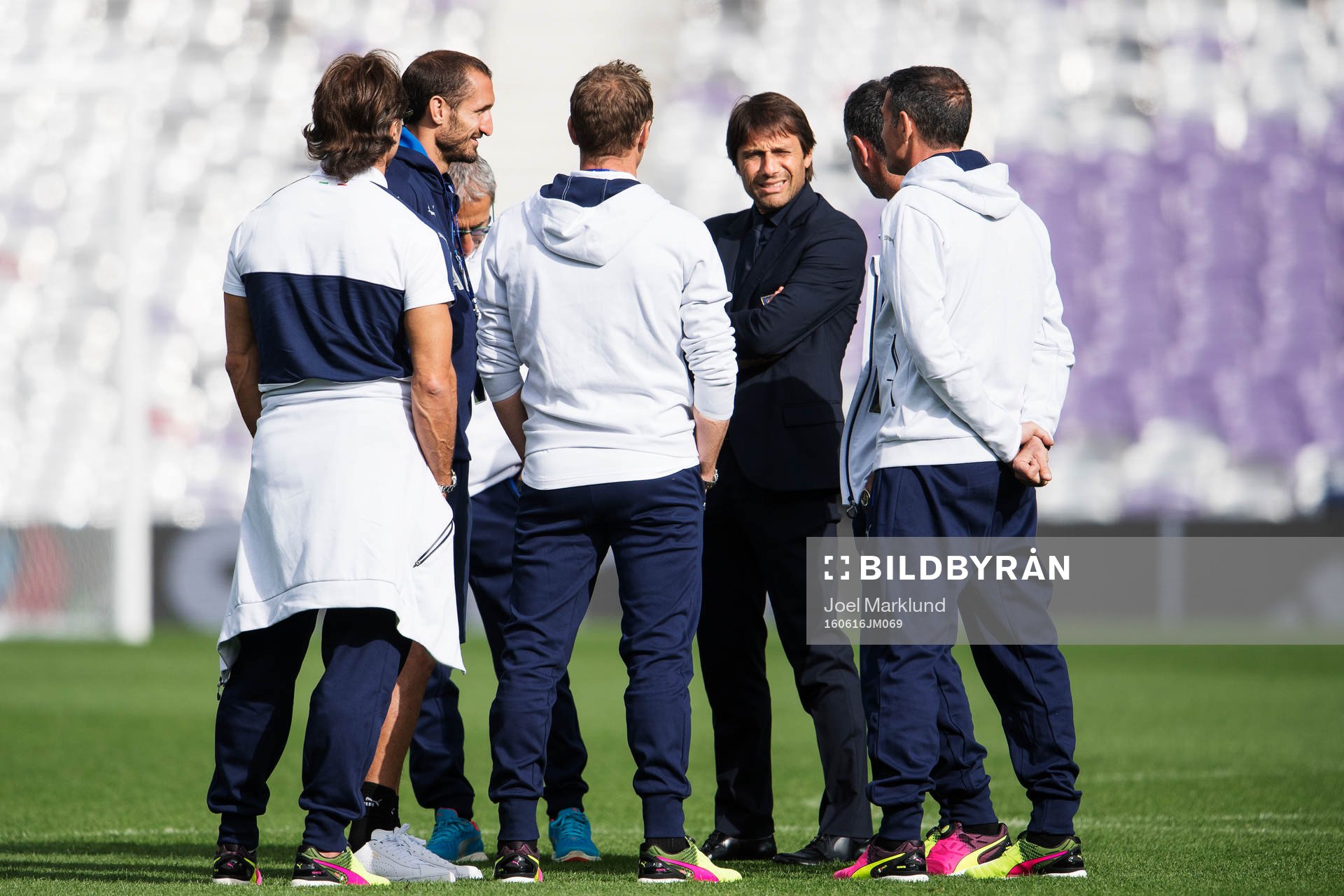 Giorgio Chiellini och förbundskapten Antonio Conte pratar