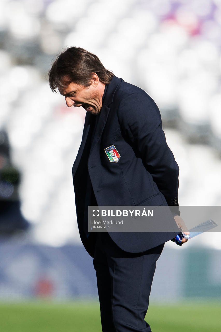 Förbundskapten Antonio Conte gäspar vid Italiens fotbollslandslags träning under fotbolls-EM den 16 juni 2016 i Toulouse.