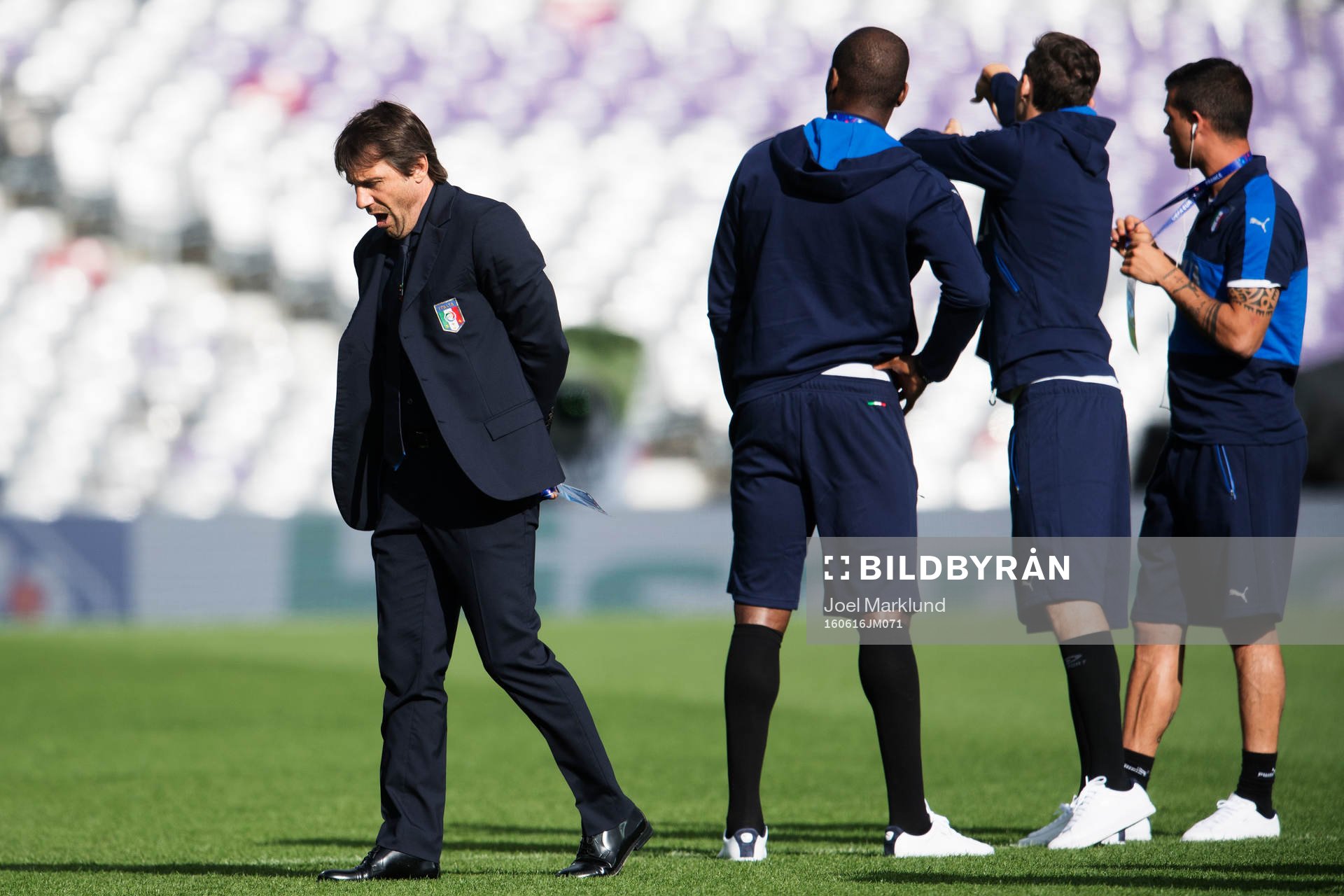 Förbundskapten Antonio Conte gäspar vid Italiens fotbollslandslags träning under fotbolls-EM den 16 juni 2016 i Toulouse.