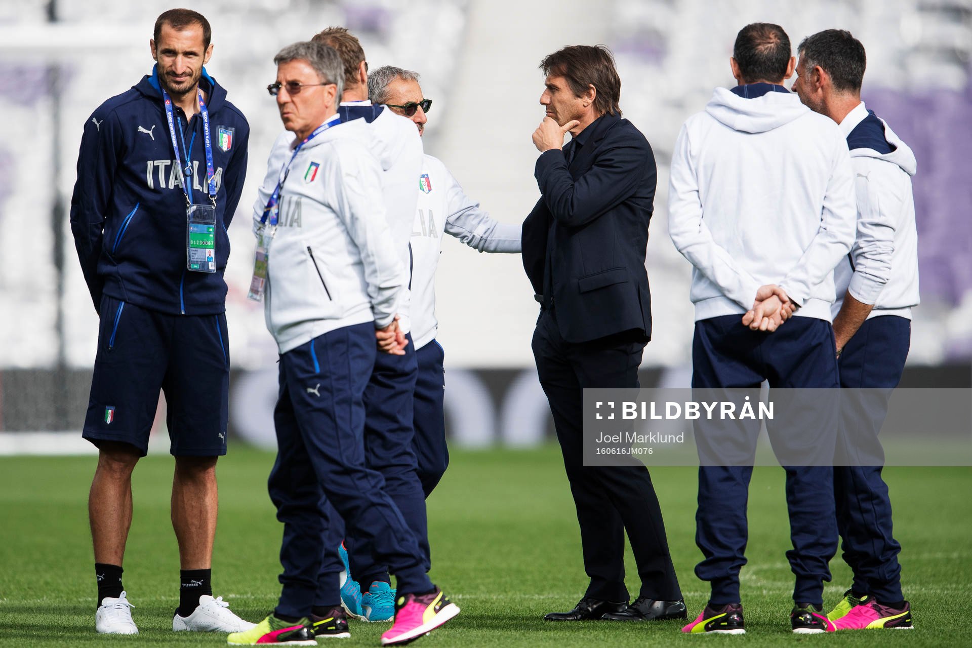 Giorgio Chiellini och förbundskapten Antonio Conte med ledare på Italiens fotbollslandslags träning under fotbolls-EM den 16 juni 2016 i Toulouse.
