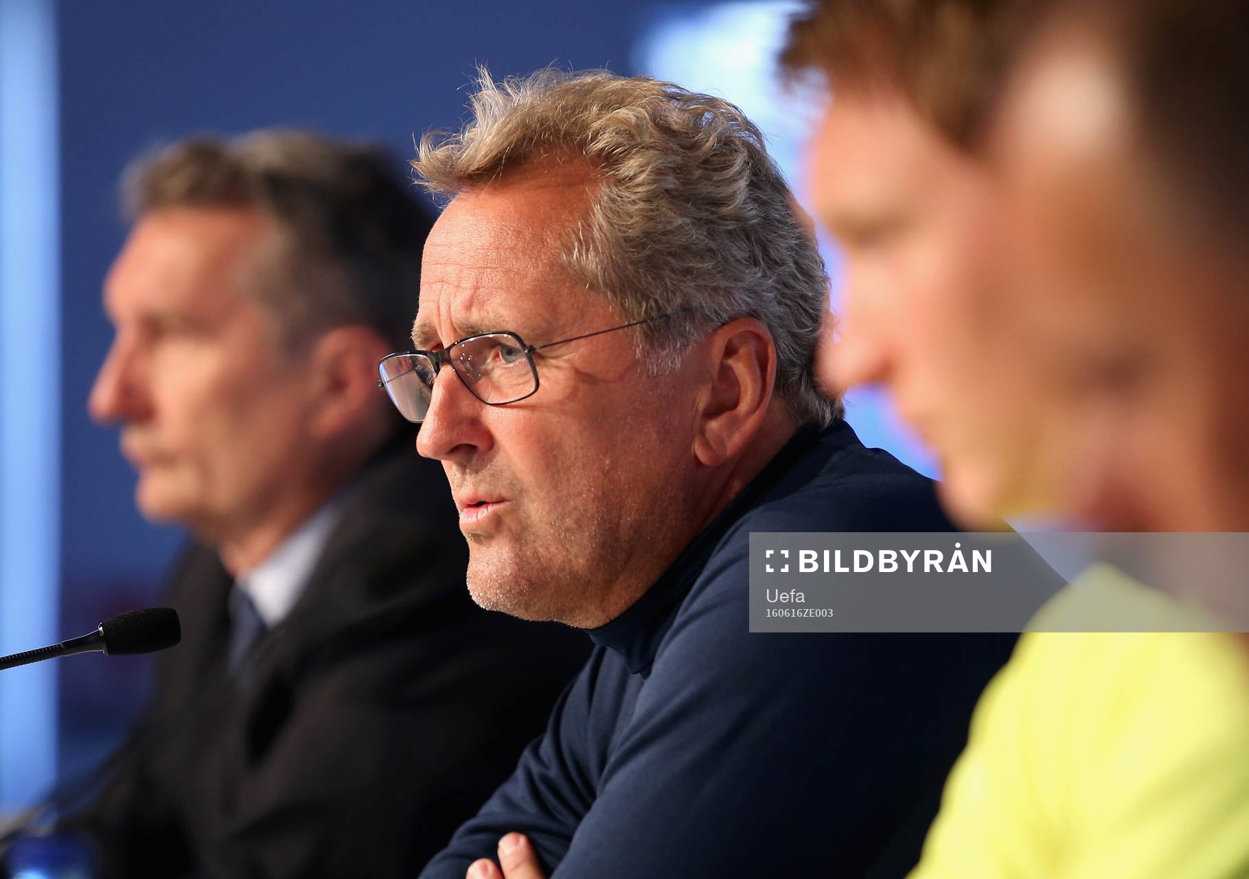 På denna handout-bild från UEFA ser vi Sveriges
