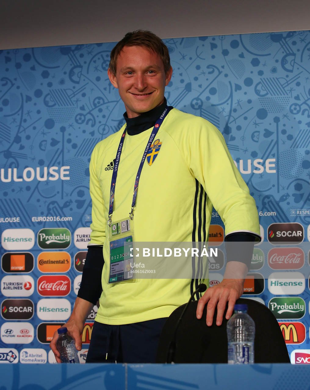 På denna handout-bild från UEFA ser vi Sveriges Kim Källström under Sveriges fotbollslandslags presskonferens under fotbolls-EM den 16 juni 2016 i Toulouse.