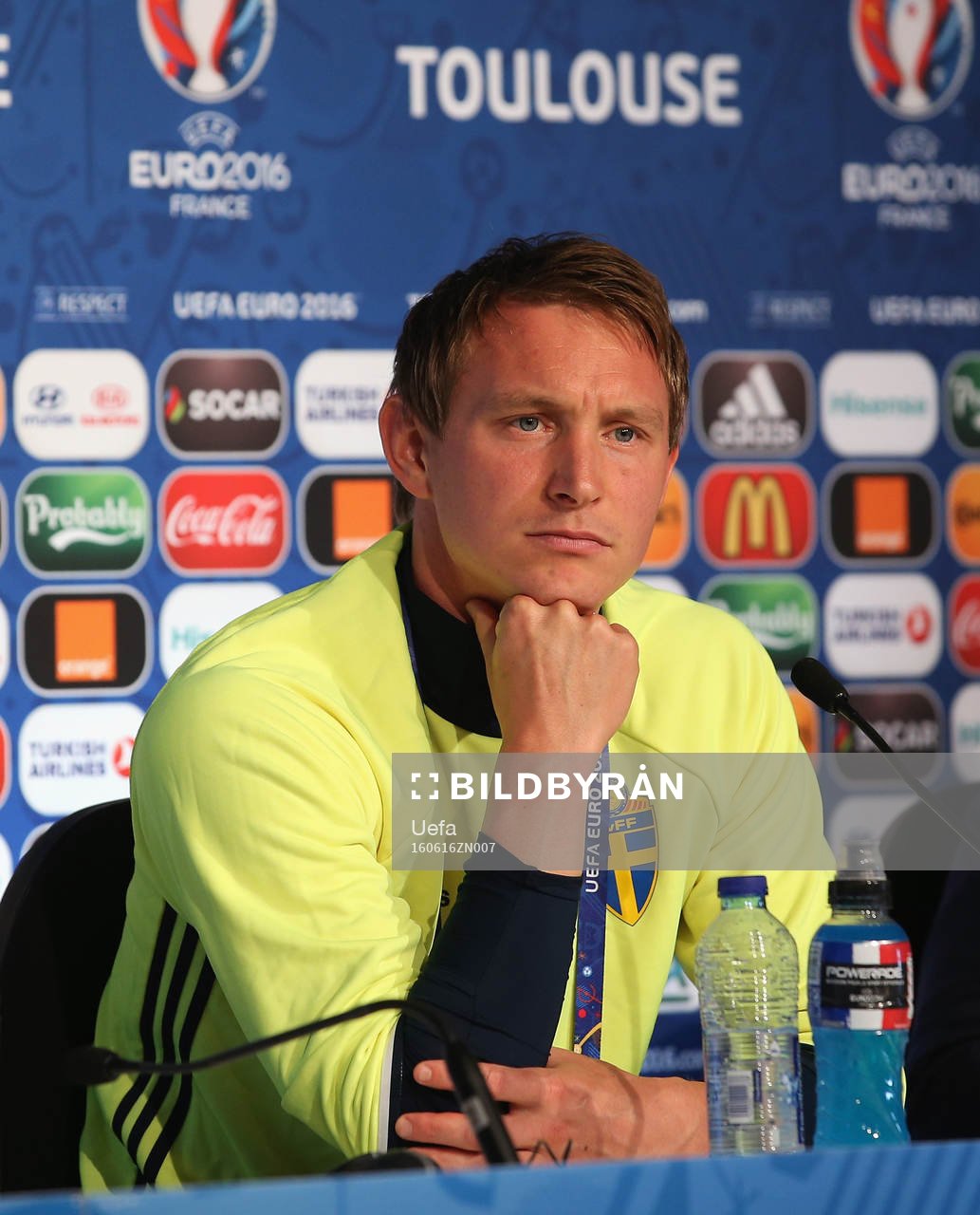 På denna handout-bild från UEFA ser vi Sveriges Kim