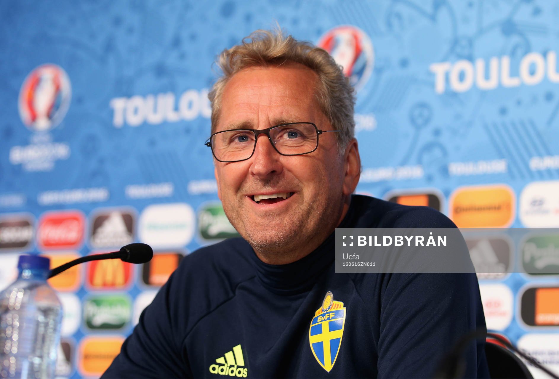På denna handout-bild från UEFA ser vi Sveriges