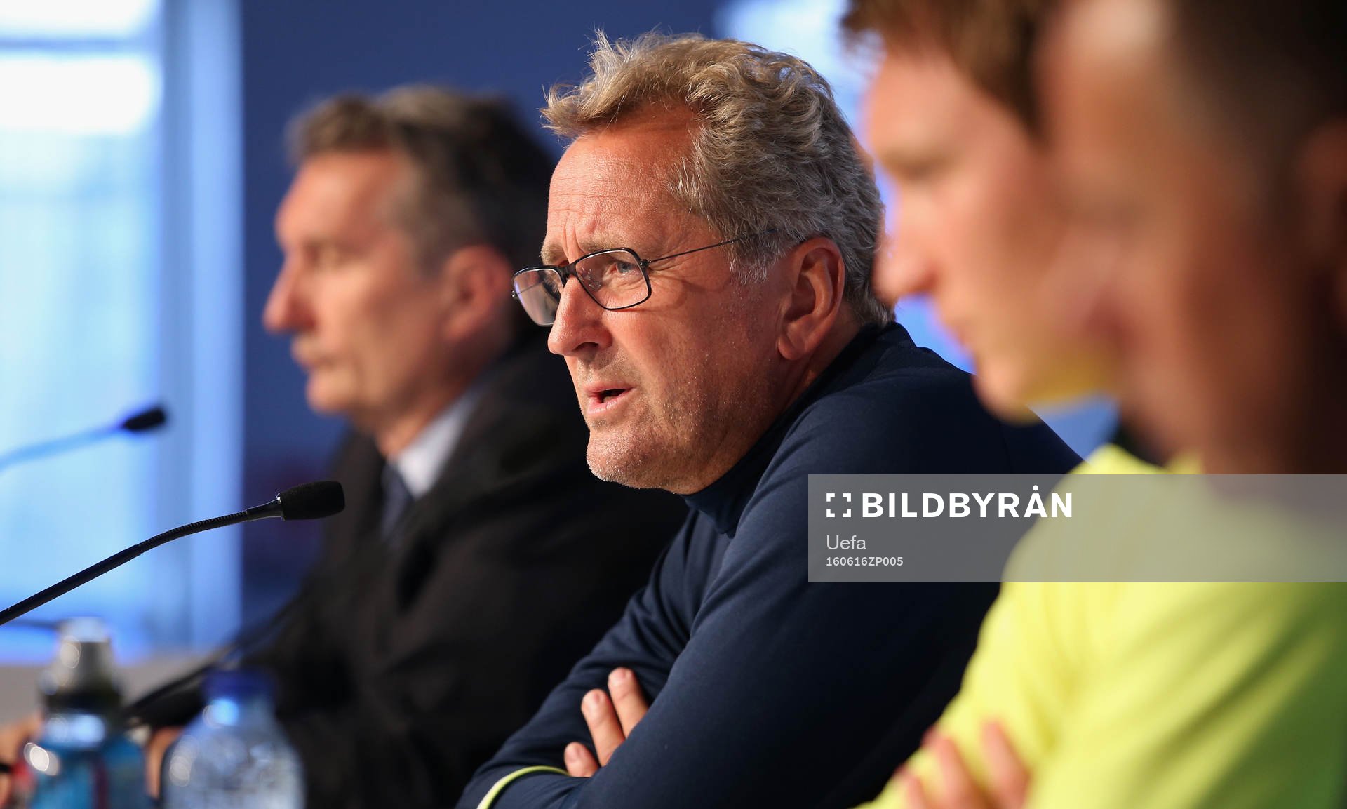 På denna handout-bild från UEFA ser vi Sveriges