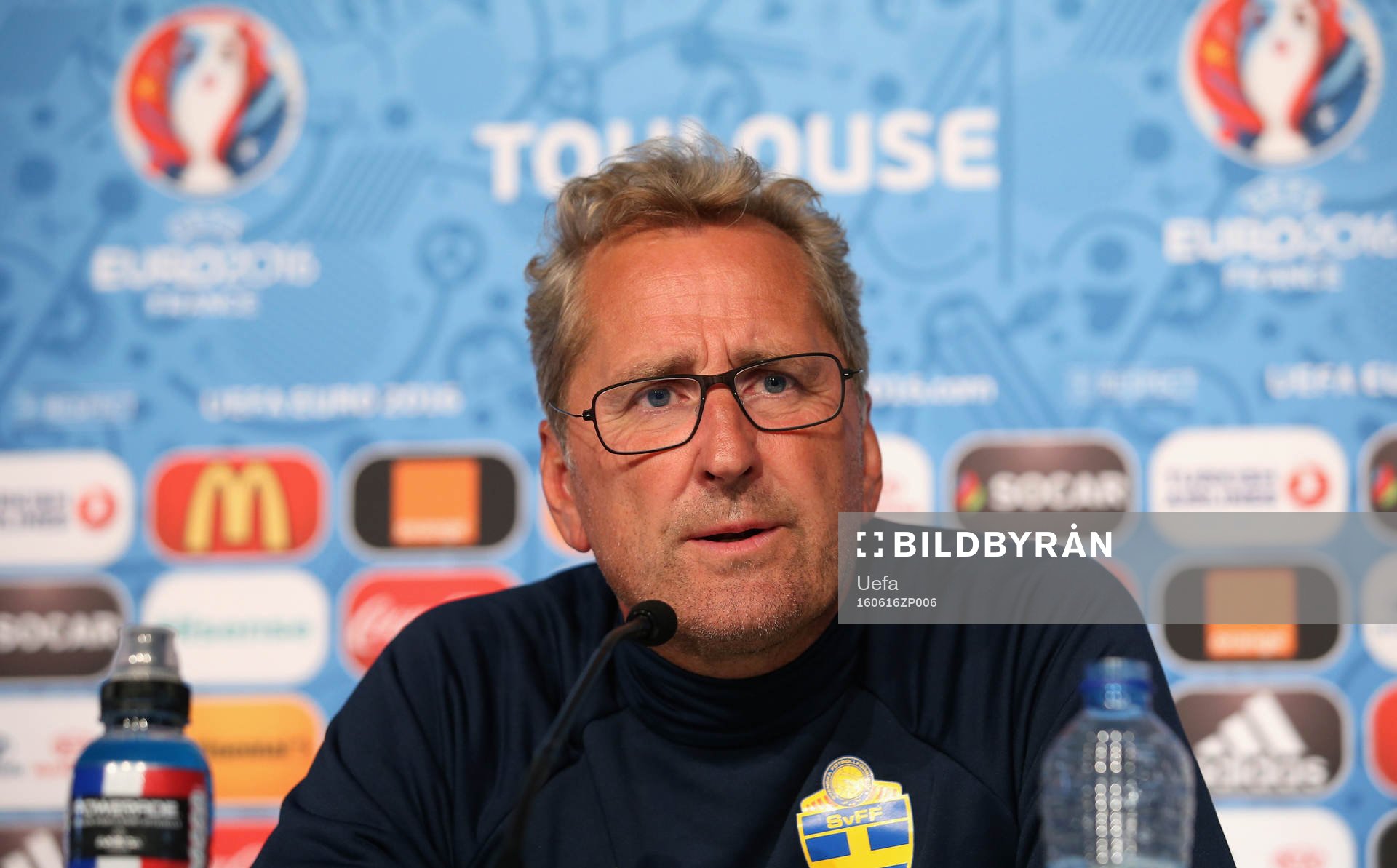På denna handout-bild från UEFA ser vi Sveriges