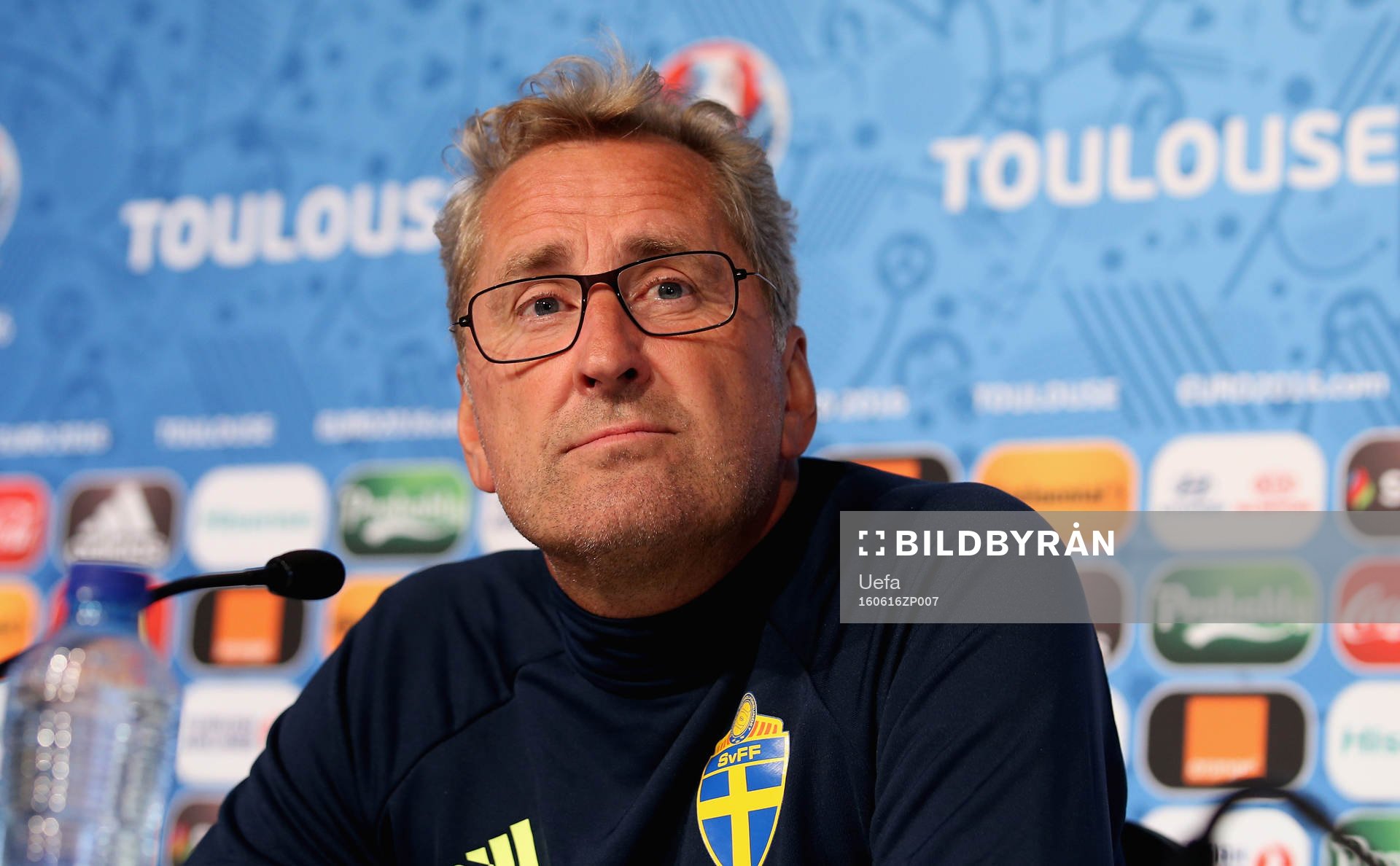 På denna handout-bild från UEFA ser vi Sveriges