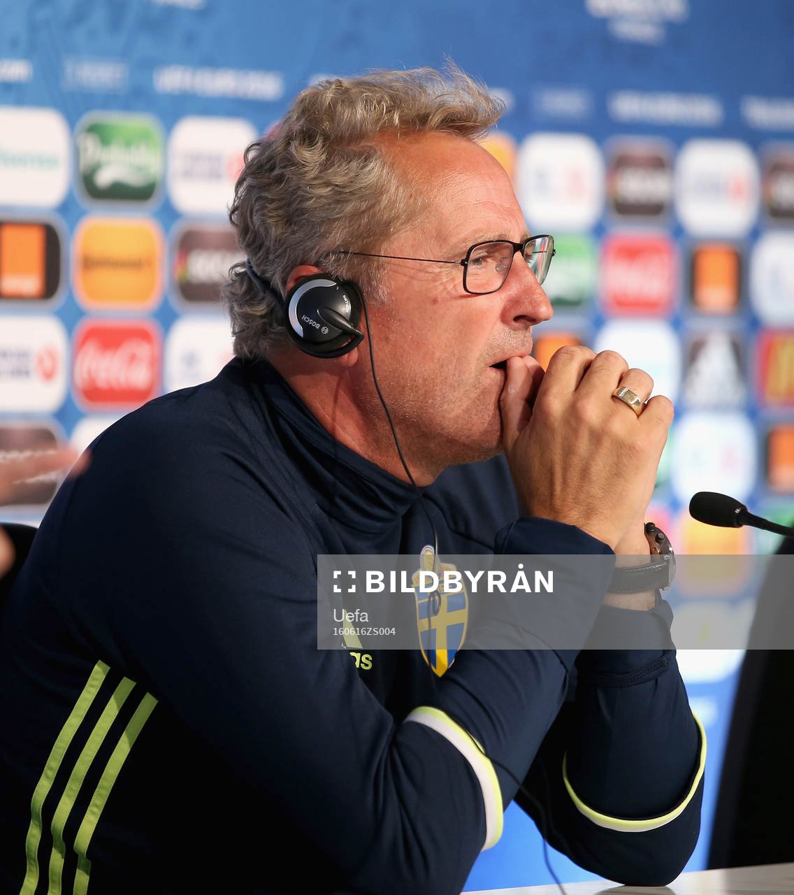 På denna handout-bild från UEFA ser vi Sveriges
