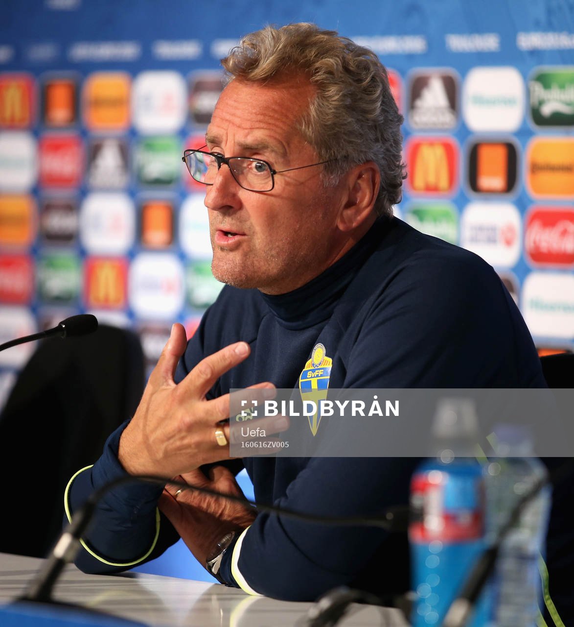 På denna handout-bild från UEFA ser vi Sveriges