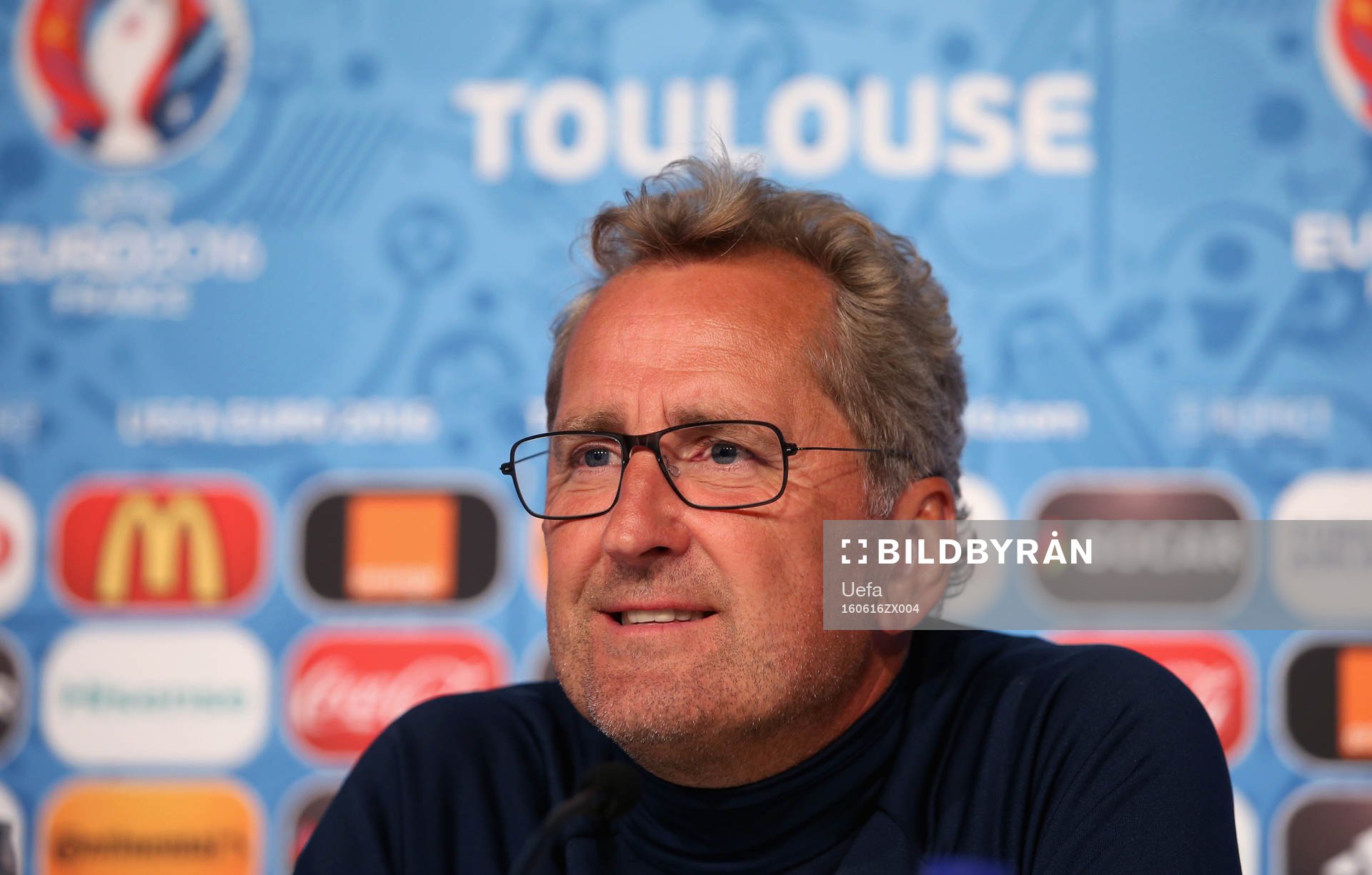 På denna handout-bild från UEFA ser vi Sveriges