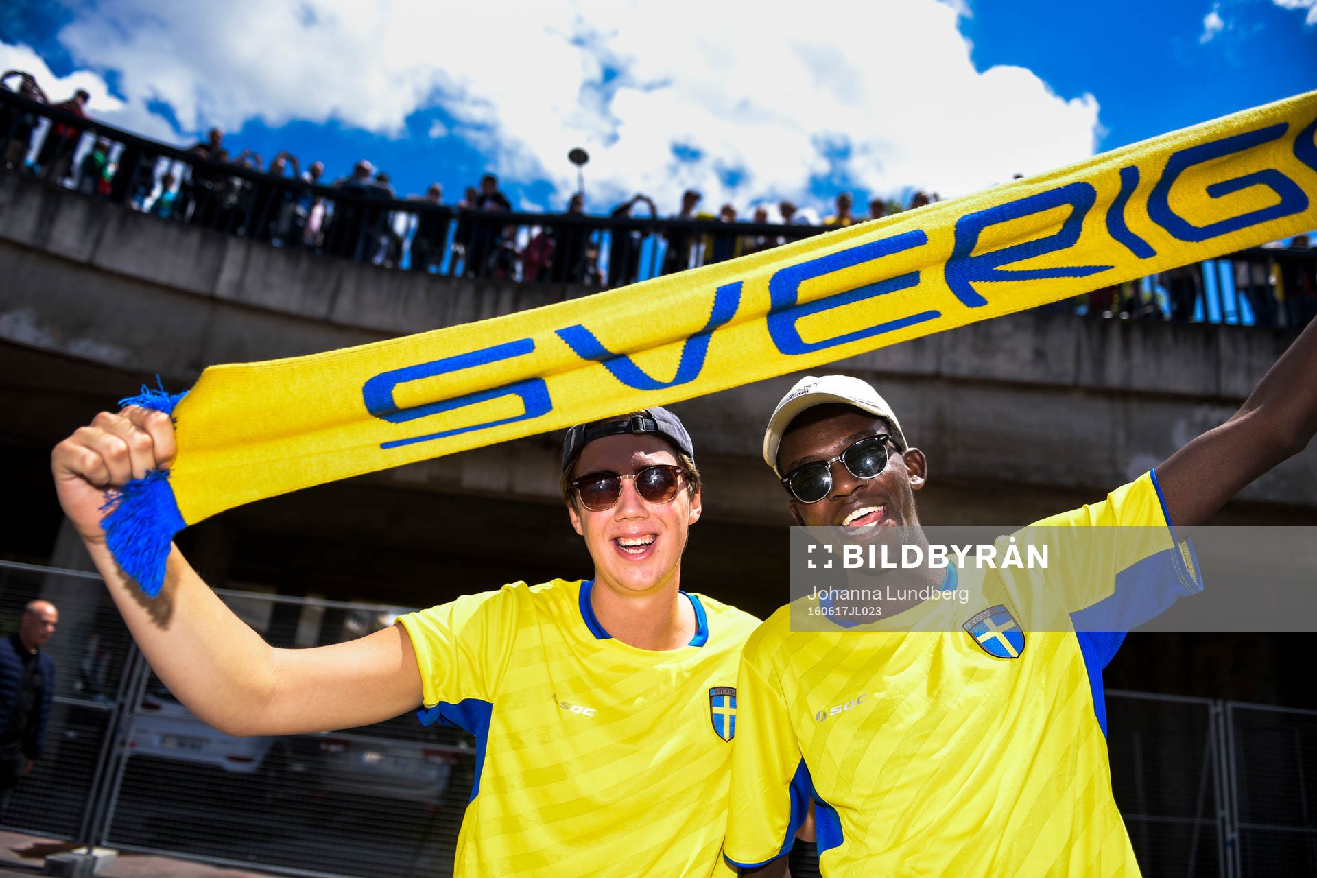 Svenska supportrar jublar utanför arenan