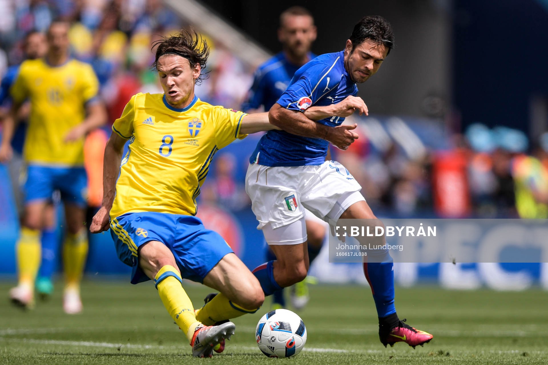 Sveriges Albin Ekdal i kamp med Italiens Eder i fotbollsmatchen mellan Italien och Sverige under fotbolls-EM den 17 juni 2016 i Toulouse.
