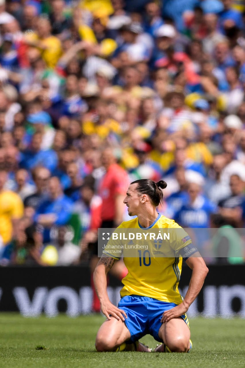 Sveriges Zlatan Ibrahimovic deppar i fotbollsmatchen mellan