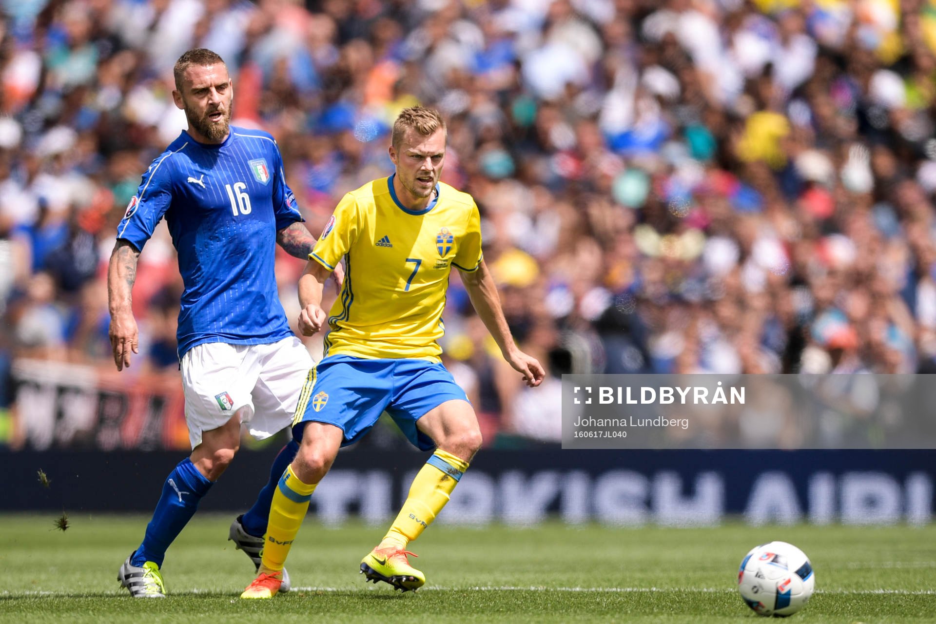Italiens Daniele De Rossi och Sveriges Sebastian Larsson i