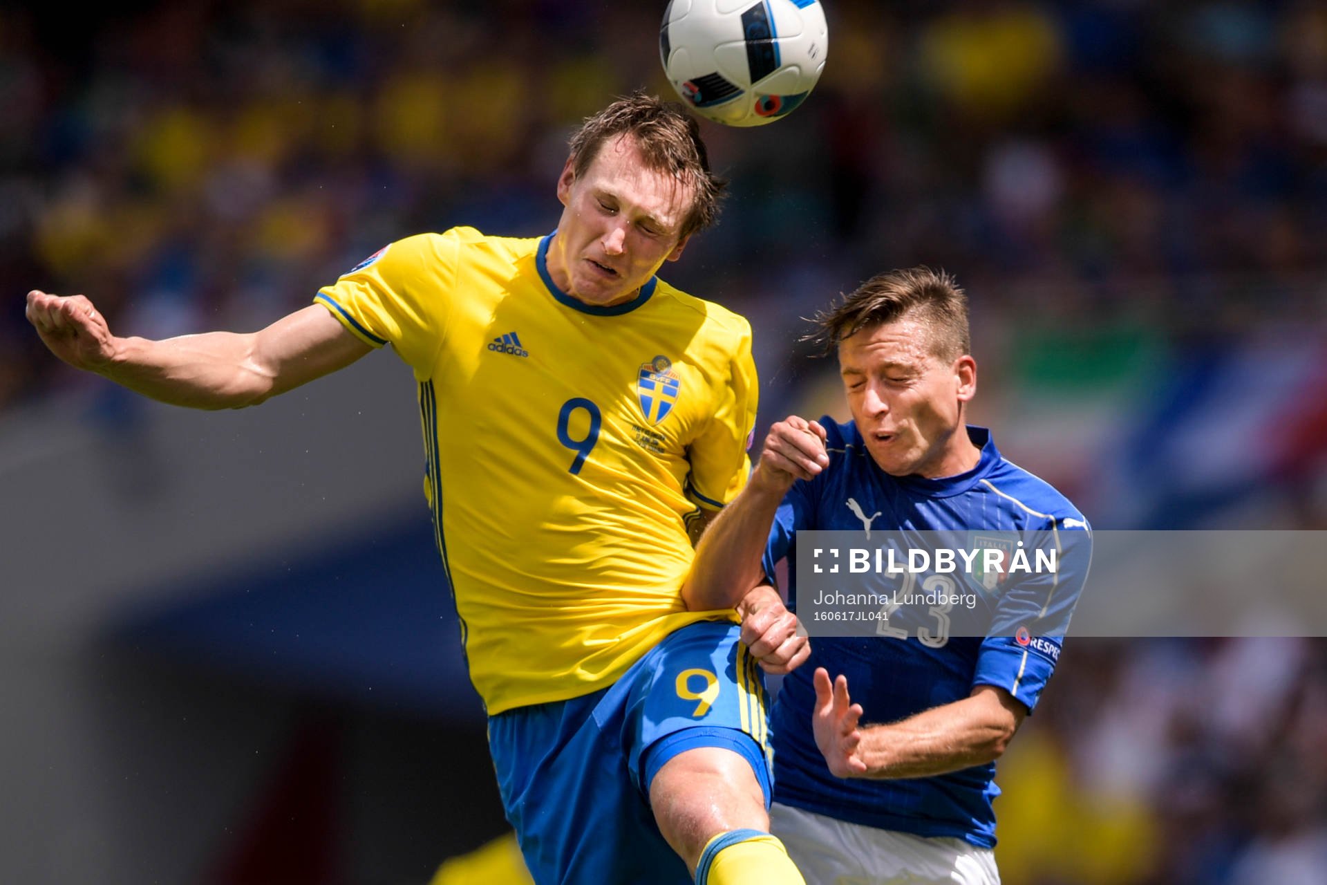 Sveriges Kim Källström i nickduell med Italiens Emanuele