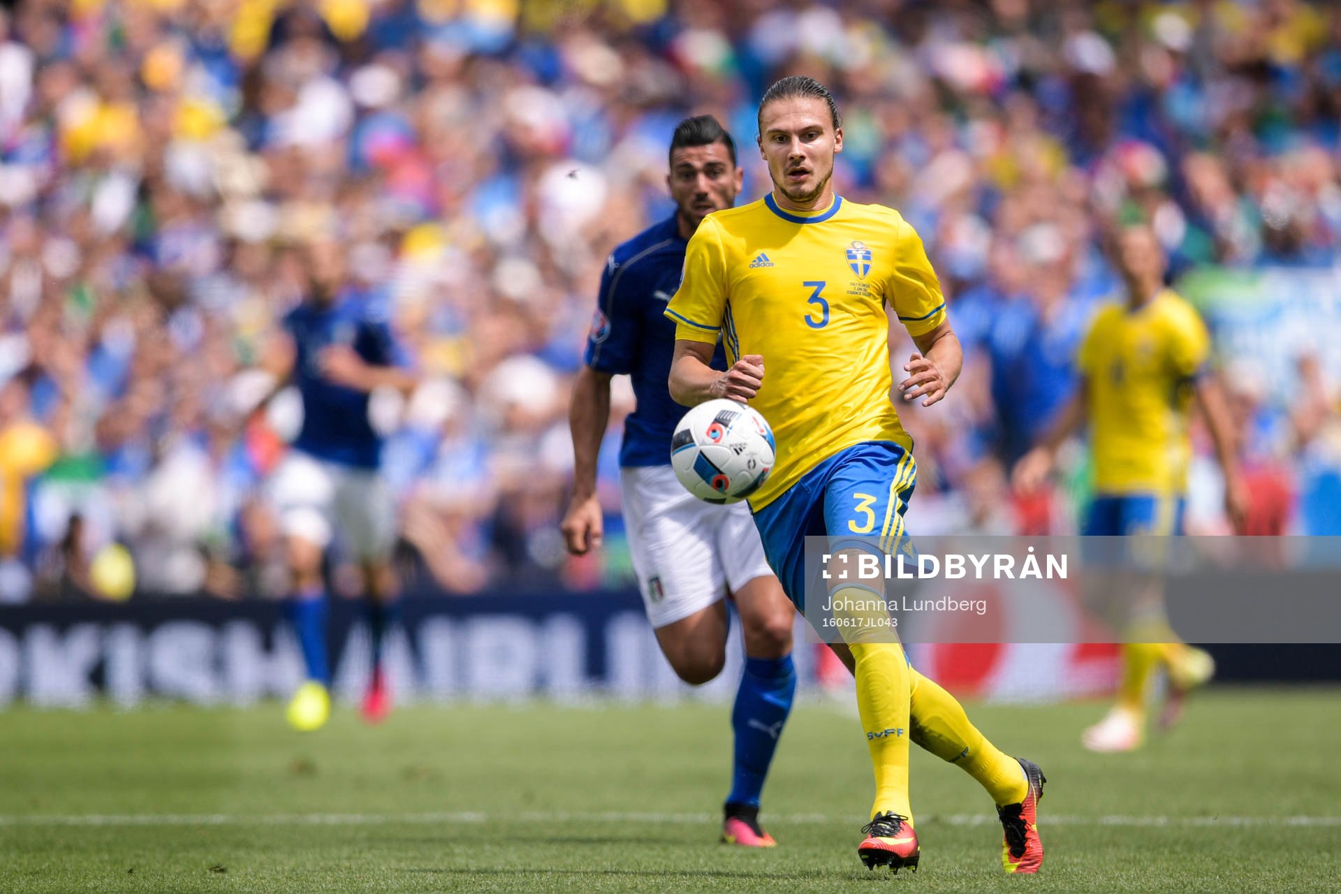 Sveriges Erik Johansson i fotbollsmatchen mellan Italien
