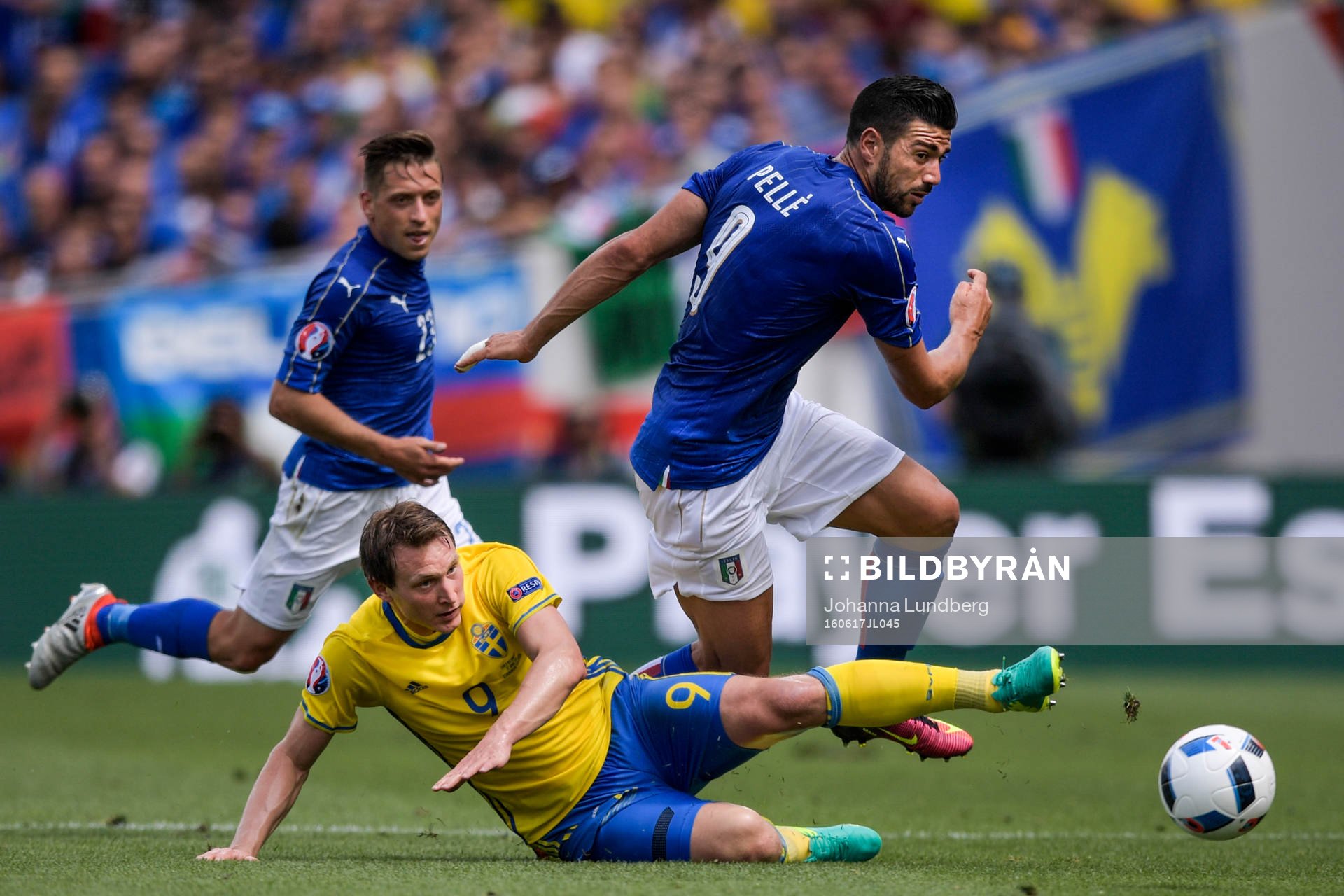 Sveriges Kim Källström och Italiens Graziano Pelle i