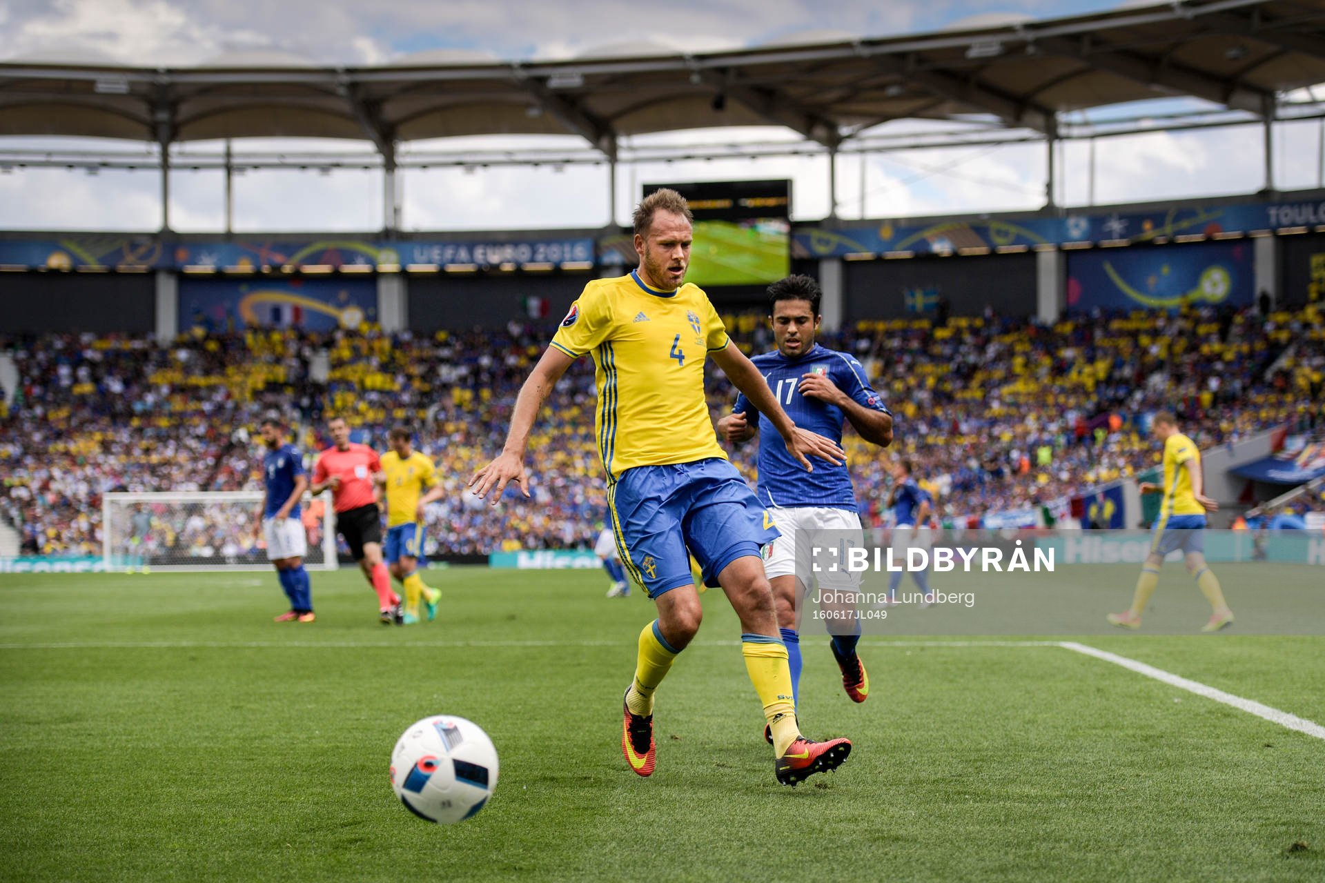 Sveriges Andreas Granqvist och Italiens Eder i