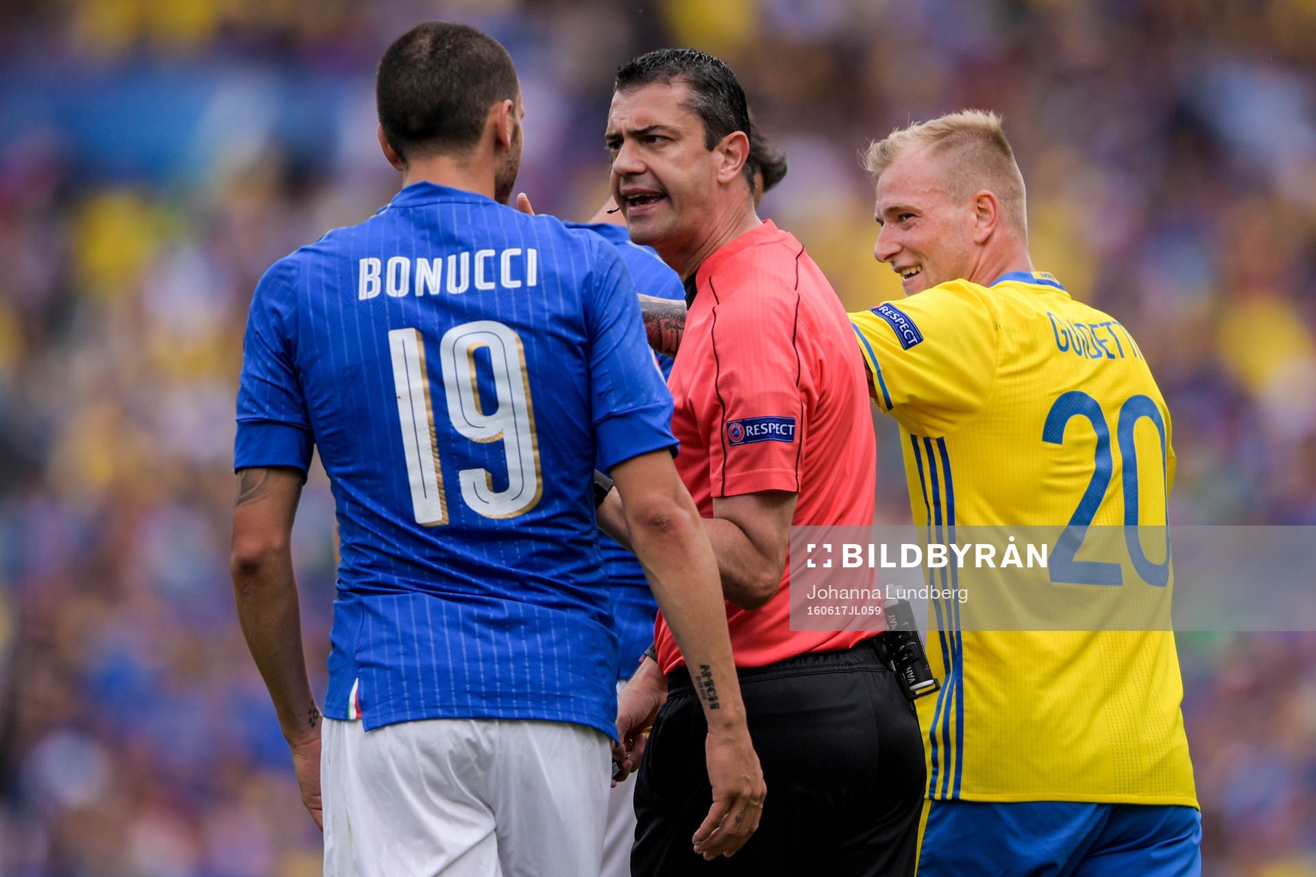 Domare Viktor Kassai i samtal med Italiens Leonardo Bonucci