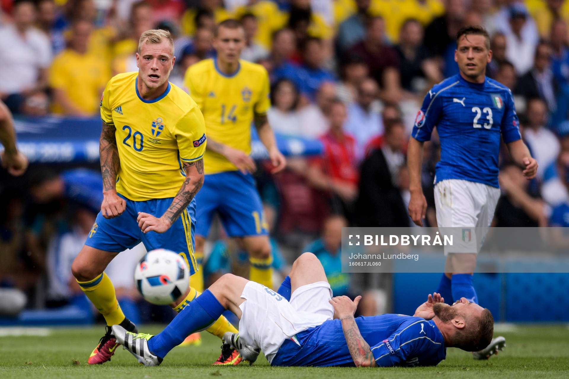 Sveriges John Guidetti och Italiens Daniele De Rossi i