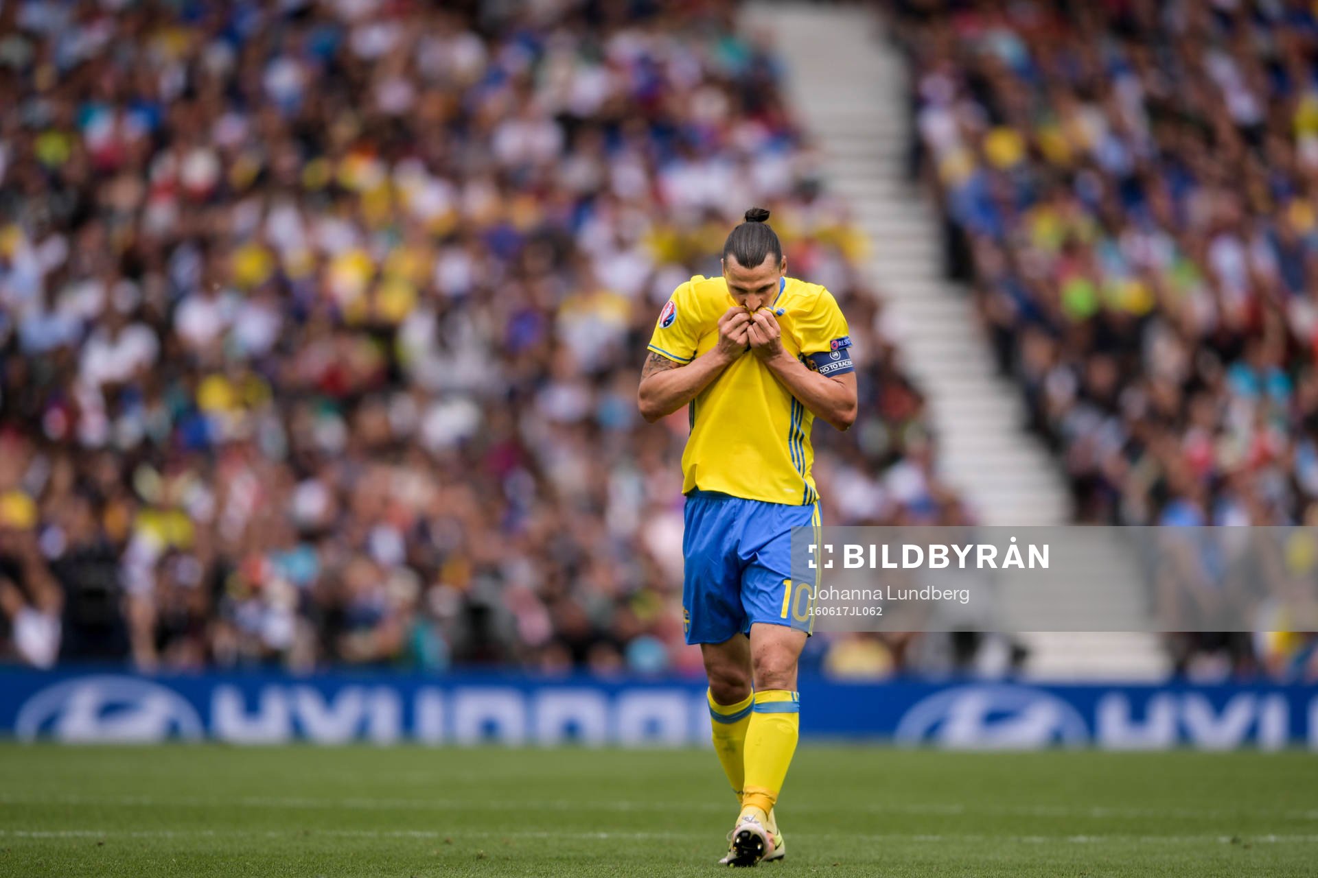 Sveriges Zlatan Ibrahimovic deppar i fotbollsmatchen mellan