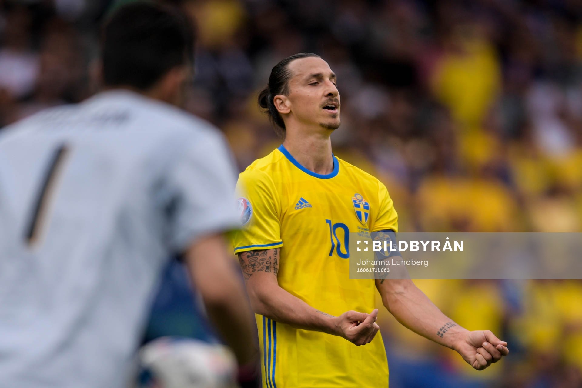 Sveriges Zlatan Ibrahimovic deppar i fotbollsmatchen mellan