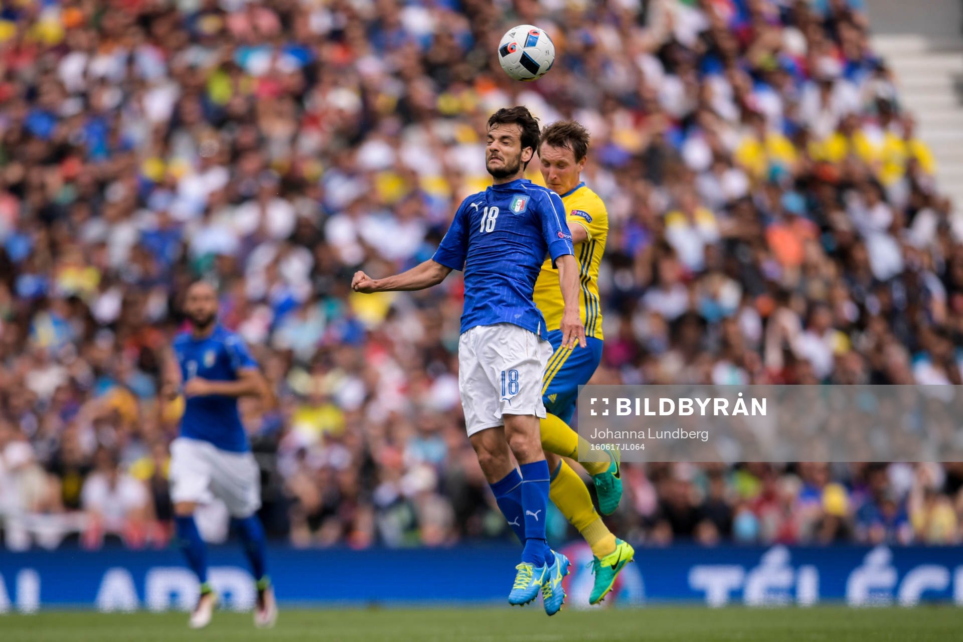 Italiens Marco Parolo och Sveriges Kim Källström i