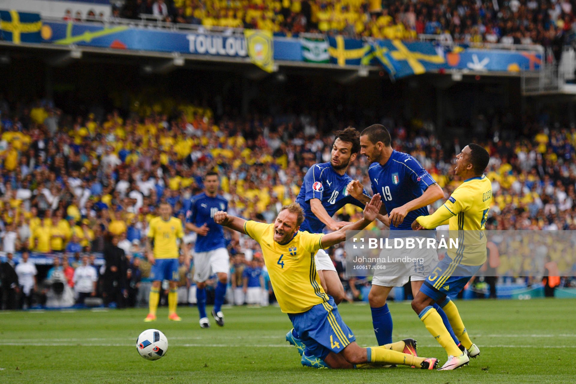 Sveriges Andreas Granqvist rivs ner i straffområdet i
