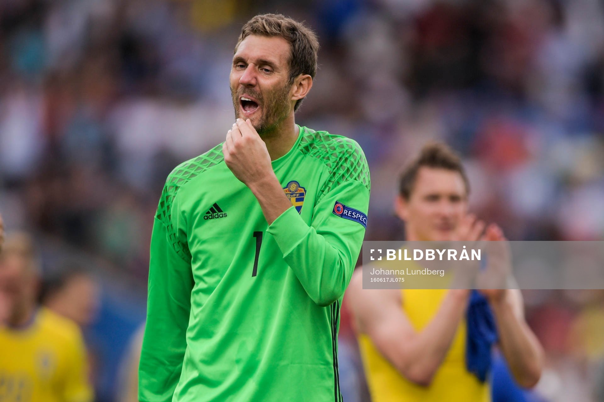 Sveriges målvakt Andreas Isaksson deppar