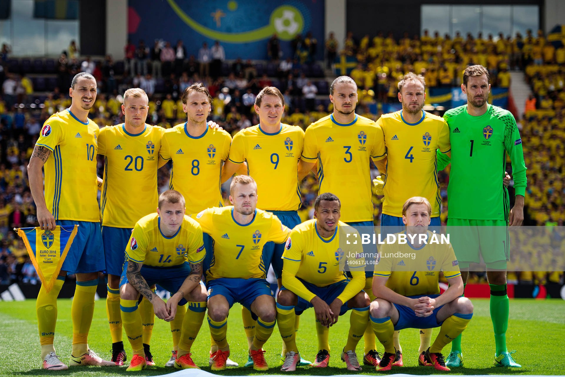 Sveriges spelare ställer upp för en lagbild