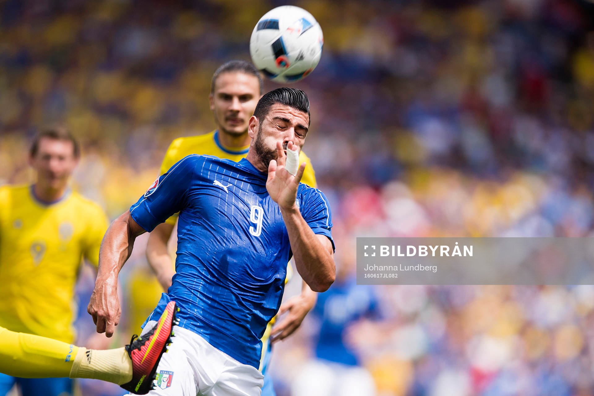 Italiens Graziano Pelle reagerar på en boll framför